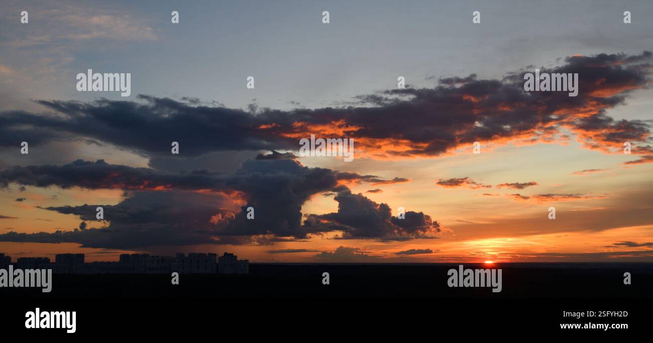 Wunderschöner Panoramauntergang mit einer Stadt am Horizont Stockfoto