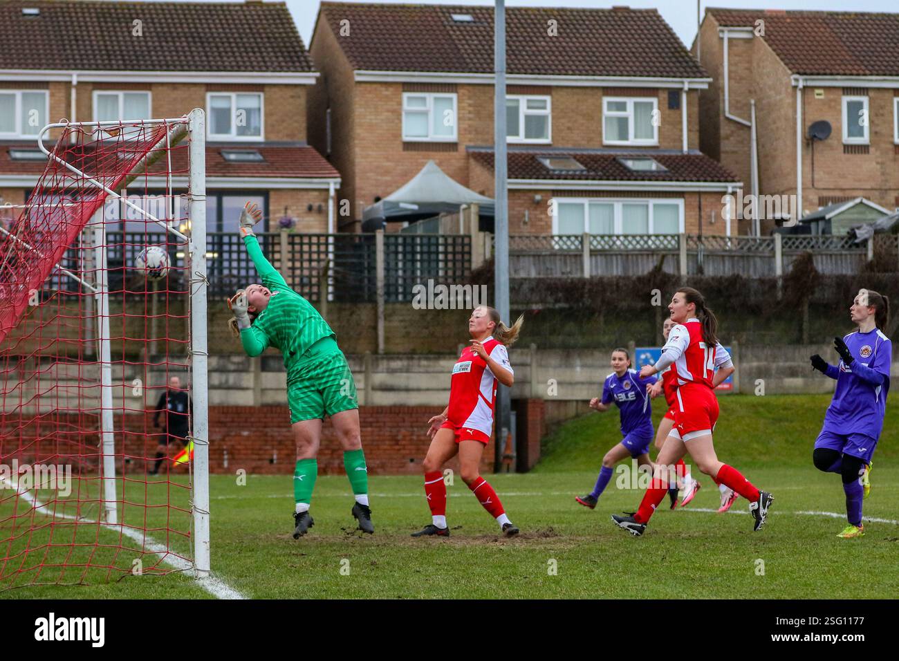 Rotherham, Großbritannien. Februar 2025. Rotheham united Torhüter Ashleigh Ridsdel-Harrison wird mit einem Freistoß von Rachael St. geschlagen John Mosse von New Bradwell St Peter Women vertuschte ein Tor im East Midlands Women's Regional Football League Cup Rotherham United Women gegen New Bradwell St Peter Women Credit: Clive Stapleton/Alamy Live News Credit: Clive Stapleton/Alamy Live News Credit: Clive Stapleton/Alamy Live News Stockfoto