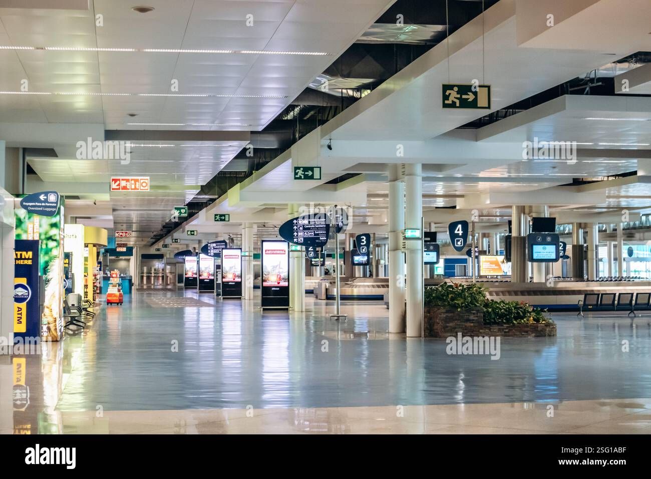 Porto, Portugal - 28. Dezember 2024: Im Flughafen Francisco Sa Carneiro, einem großen internationalen Flughafen, der die Stadt Porto anbindet. Stockfoto