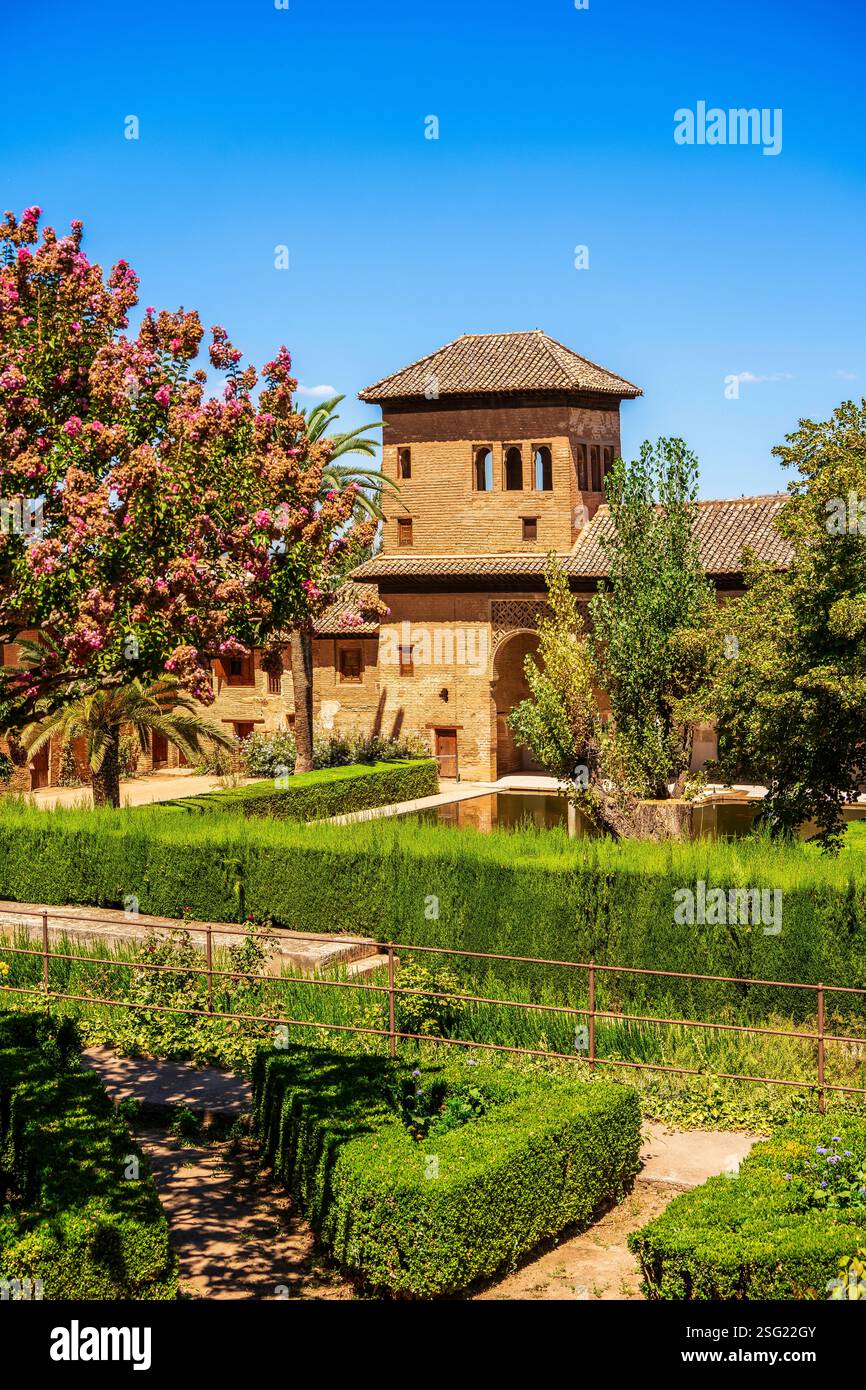 Partal Palace in der Alhambra Granada Spanien mit üppigen Gärten, Reflexions-Pools und maurischer Architektur unter dem lebendigen historischen Sommerhimmel Stockfoto