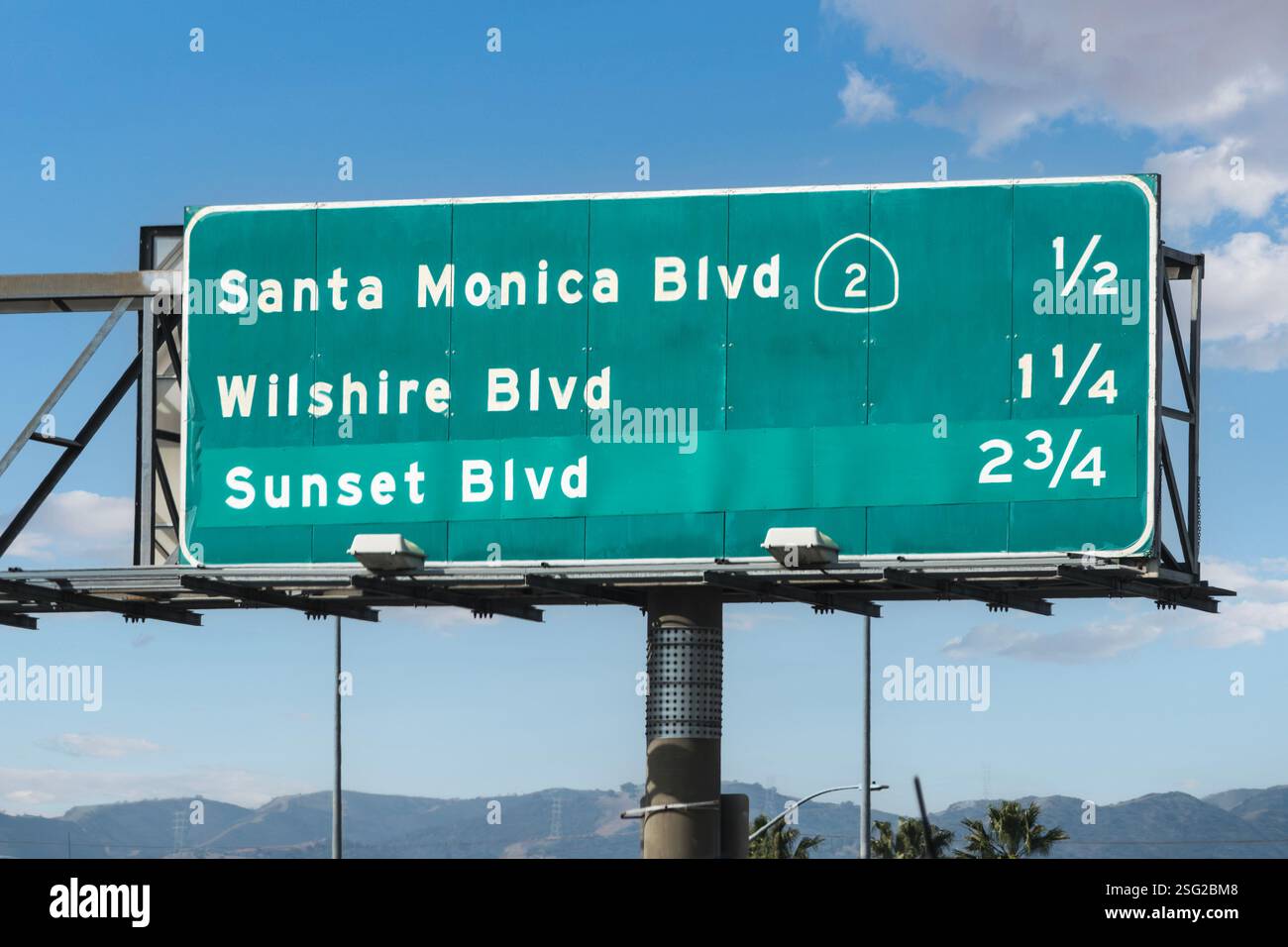 Ausfahrt Santa Monica Blvd, Wilshire Blvd und Sunset Blvd auf der Autobahn 405 in Los Angeles, Kalifornien. Stockfoto