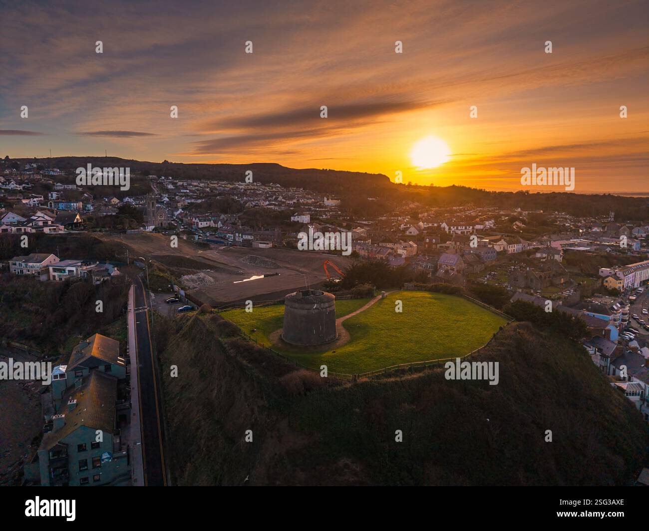 Sonnenuntergang über dem ehemaligen Howth Royal Hotel und dem martello Turm Stockfoto