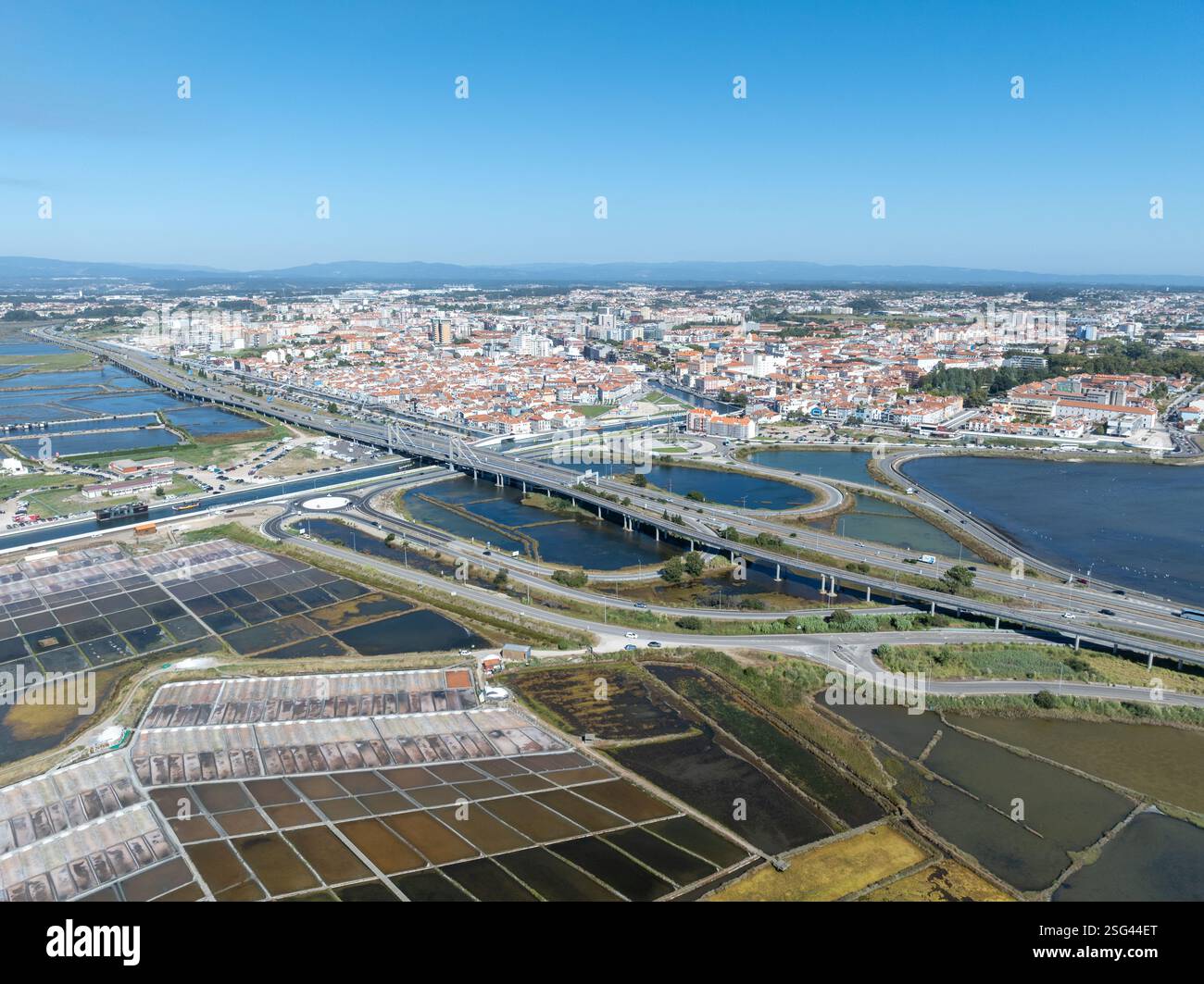 Traditionelles Salzgewinnungslager (Salinas) mit Salzhaufen in Aveiro, Portugal. Stockfoto