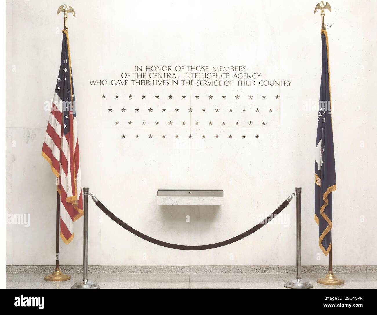 Die Memorial Wall befindet sich an der Nordwand der ursprünglichen Lobby des Hauptquartiers. Diese Mauer aus 103 Sternen steht als stille, einfache Gedenkstätte für die CIA-Offiziere, die das ultimative Opfer gebracht haben. Die Gedenkmauer wurde im Mai 1973 von der CIA Fine Arts Commission in Auftrag gegeben und im Juli 1974 von Harold Vogel gestaltet. Stockfoto
