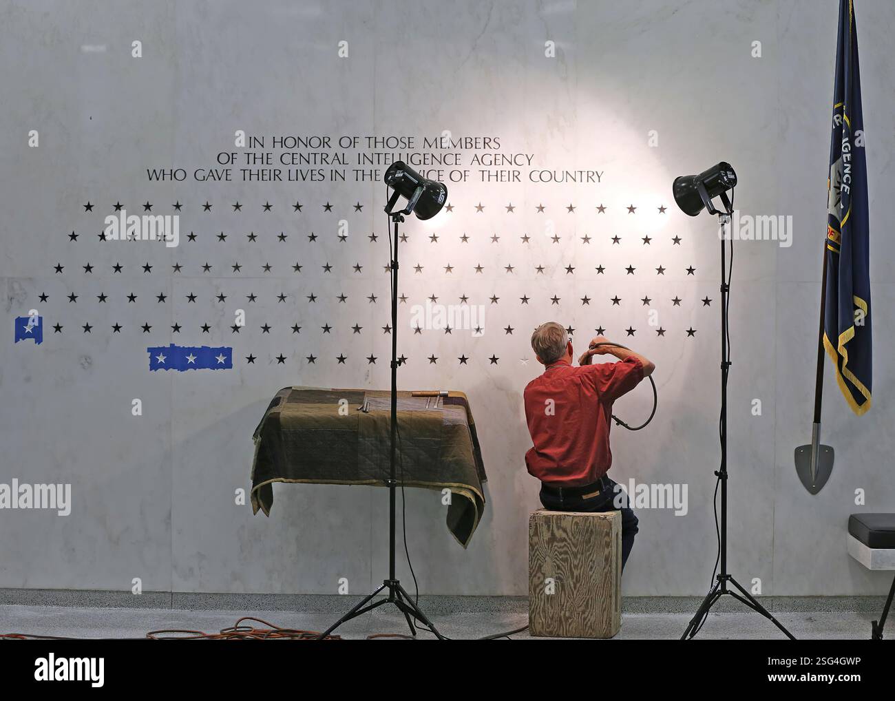 Die Memorial Wall befindet sich an der Nordwand der ursprünglichen Lobby des Hauptquartiers. Diese Mauer aus 103 Sternen steht als stille, einfache Gedenkstätte für die CIA-Offiziere, die das ultimative Opfer gebracht haben. Die Gedenkmauer wurde im Mai 1973 von der CIA Fine Arts Commission in Auftrag gegeben und im Juli 1974 von Harold Vogel gestaltet. Stockfoto