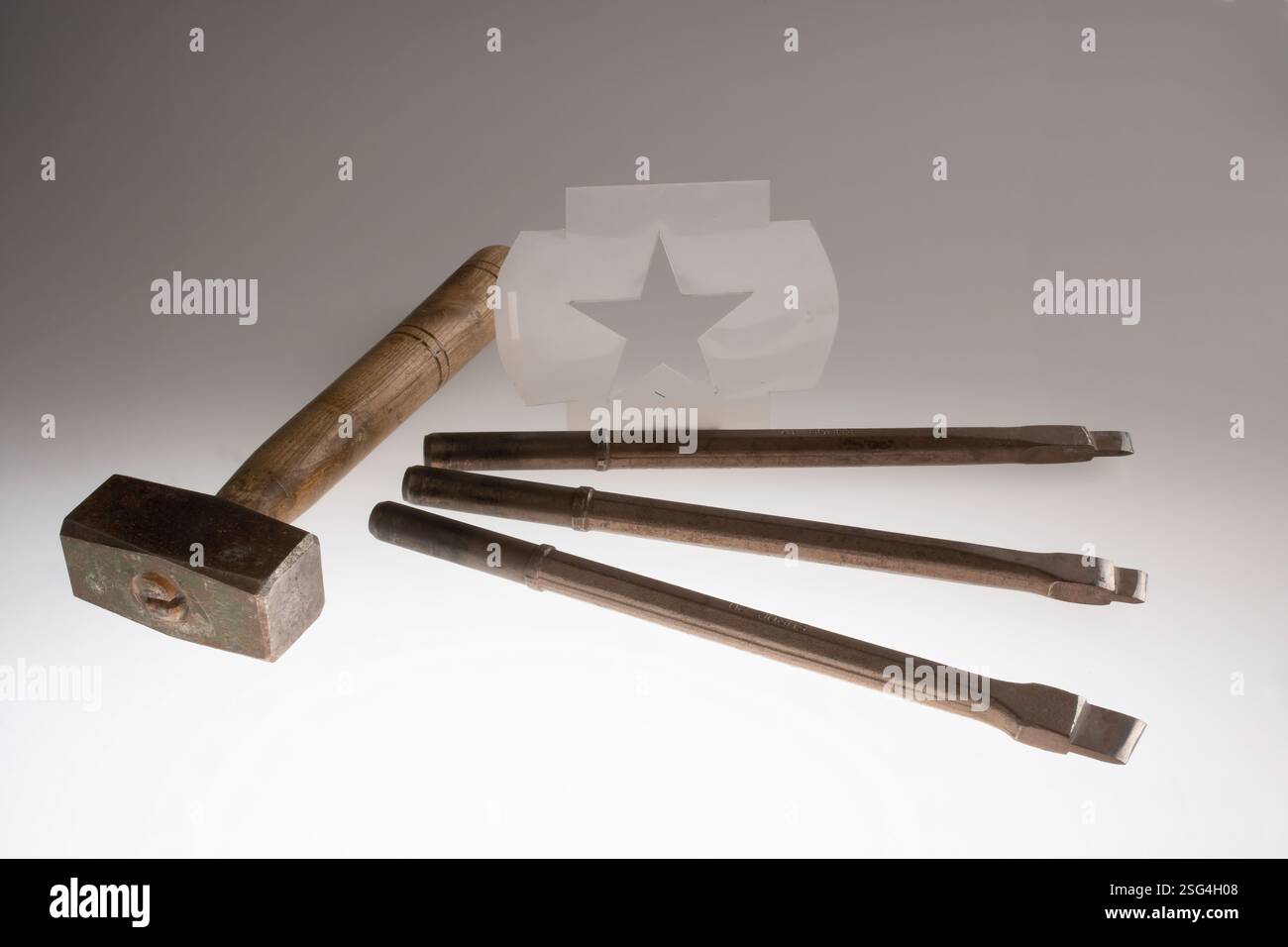 Die Memorial Wall befindet sich an der Nordwand der ursprünglichen Lobby des Hauptquartiers. Diese Mauer aus 103 Sternen steht als stille, einfache Gedenkstätte für die CIA-Offiziere, die das ultimative Opfer gebracht haben. Die Gedenkmauer wurde im Mai 1973 von der CIA Fine Arts Commission in Auftrag gegeben und im Juli 1974 von Harold Vogel gestaltet. Stockfoto