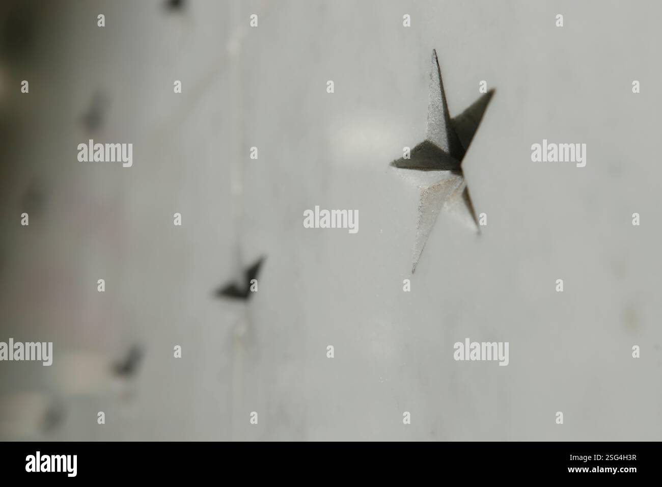 Die Memorial Wall befindet sich an der Nordwand der ursprünglichen Lobby des Hauptquartiers. Diese Mauer aus 103 Sternen steht als stille, einfache Gedenkstätte für die CIA-Offiziere, die das ultimative Opfer gebracht haben. Die Gedenkmauer wurde im Mai 1973 von der CIA Fine Arts Commission in Auftrag gegeben und im Juli 1974 von Harold Vogel gestaltet. Stockfoto