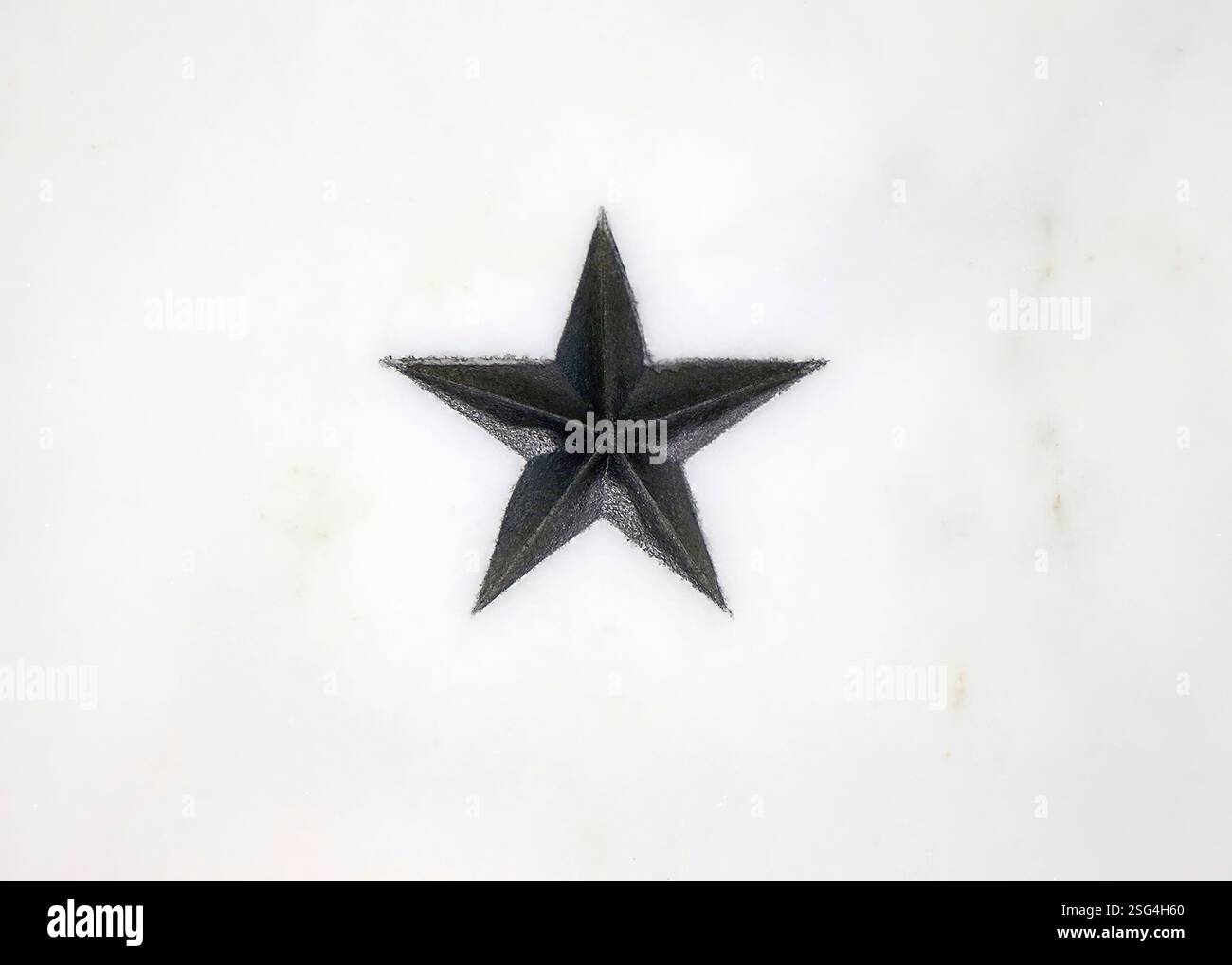 Die Memorial Wall befindet sich an der Nordwand der ursprünglichen Lobby des Hauptquartiers. Diese Mauer aus 103 Sternen steht als stille, einfache Gedenkstätte für die CIA-Offiziere, die das ultimative Opfer gebracht haben. Die Gedenkmauer wurde im Mai 1973 von der CIA Fine Arts Commission in Auftrag gegeben und im Juli 1974 von Harold Vogel gestaltet. Stockfoto