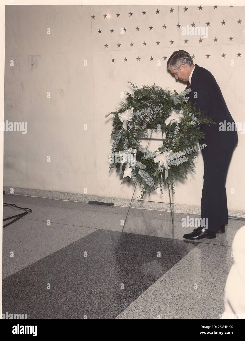Die Memorial Wall befindet sich an der Nordwand der ursprünglichen Lobby des Hauptquartiers. Diese Mauer aus 103 Sternen steht als stille, einfache Gedenkstätte für die CIA-Offiziere, die das ultimative Opfer gebracht haben. Die Gedenkmauer wurde im Mai 1973 von der CIA Fine Arts Commission in Auftrag gegeben und im Juli 1974 von Harold Vogel gestaltet. Stockfoto