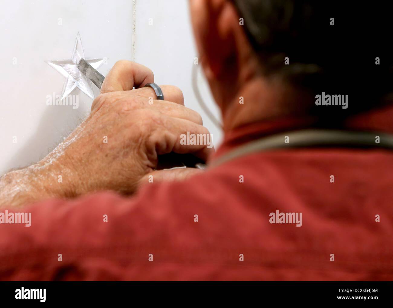Die Memorial Wall befindet sich an der Nordwand der ursprünglichen Lobby des Hauptquartiers. Diese Mauer aus 103 Sternen steht als stille, einfache Gedenkstätte für die CIA-Offiziere, die das ultimative Opfer gebracht haben. Die Gedenkmauer wurde im Mai 1973 von der CIA Fine Arts Commission in Auftrag gegeben und im Juli 1974 von Harold Vogel gestaltet. Stockfoto