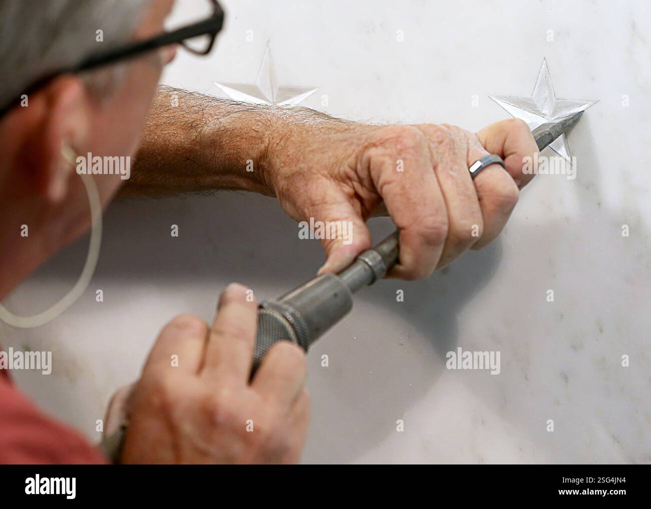 Die Memorial Wall befindet sich an der Nordwand der ursprünglichen Lobby des Hauptquartiers. Diese Mauer aus 103 Sternen steht als stille, einfache Gedenkstätte für die CIA-Offiziere, die das ultimative Opfer gebracht haben. Die Gedenkmauer wurde im Mai 1973 von der CIA Fine Arts Commission in Auftrag gegeben und im Juli 1974 von Harold Vogel gestaltet. Stockfoto