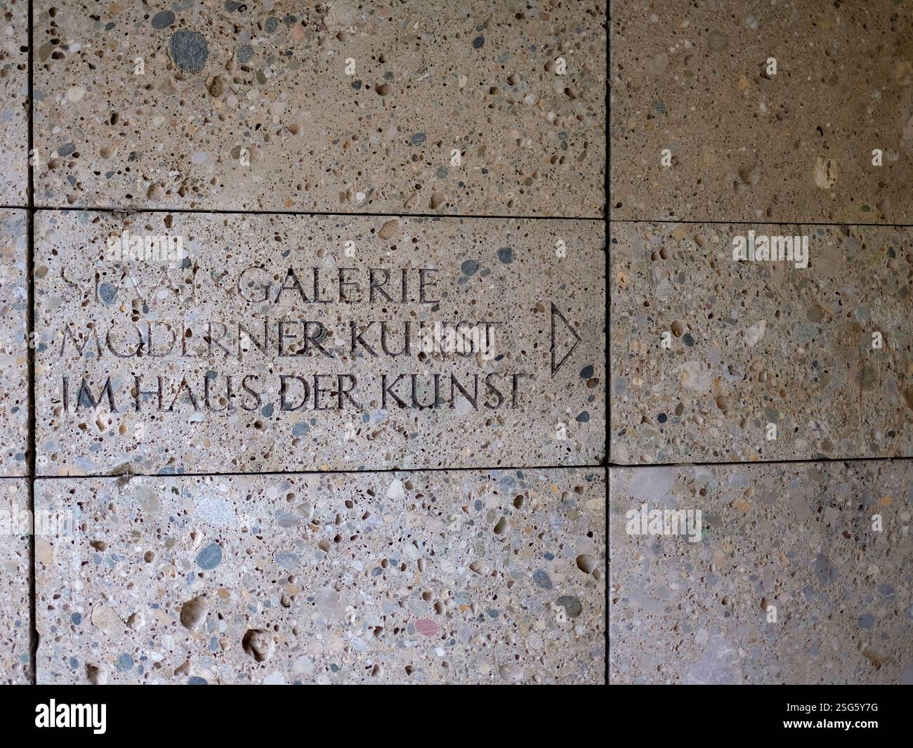 Gravierte Wegbeschreibung zum Haus der Kunst Museum für moderne und zeitgenössische Kunst in München, Deutschland, im Englischen Garten. Stockfoto