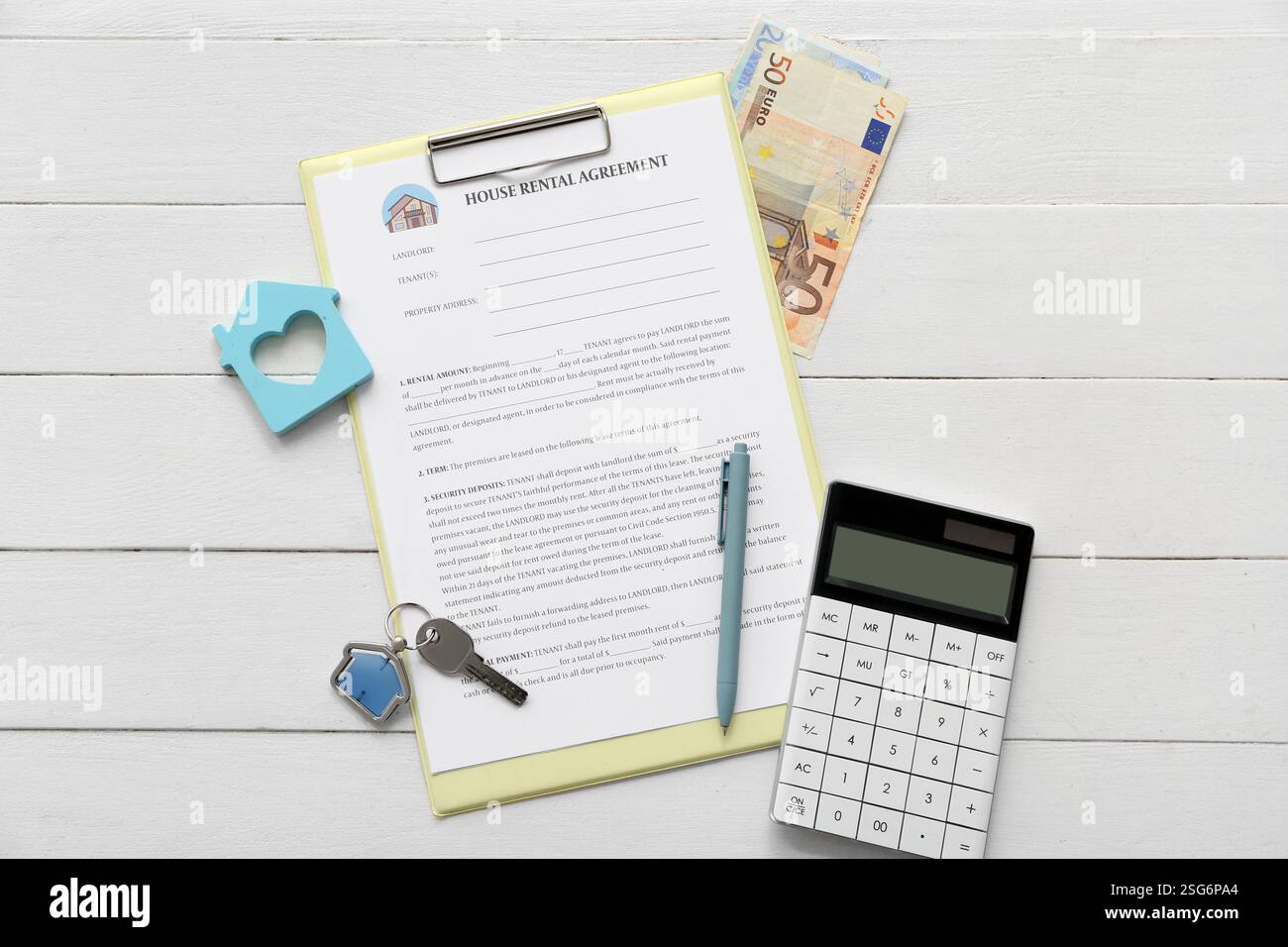 Leeres Haus Mietvertrag mit Schlüssel, Geld und Rechner auf weißem hölzernem Hintergrund Stockfoto