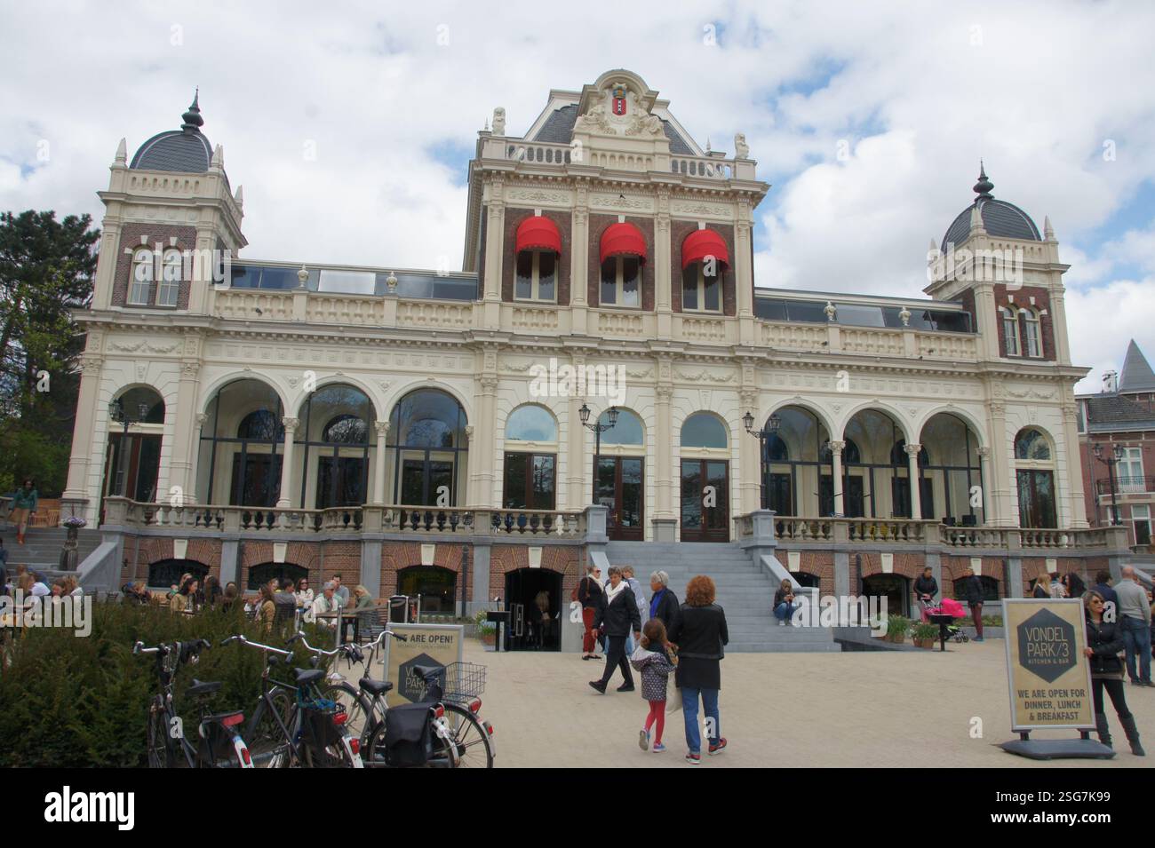 Auf einem Schild im Amsterdamer Vondelpark wird für Mittag- und Brunch-Stunden geworben. Es sieht aus wie ein Parkeingangsschild, das für Restaurants in der Nähe werben könnte. Stockfoto