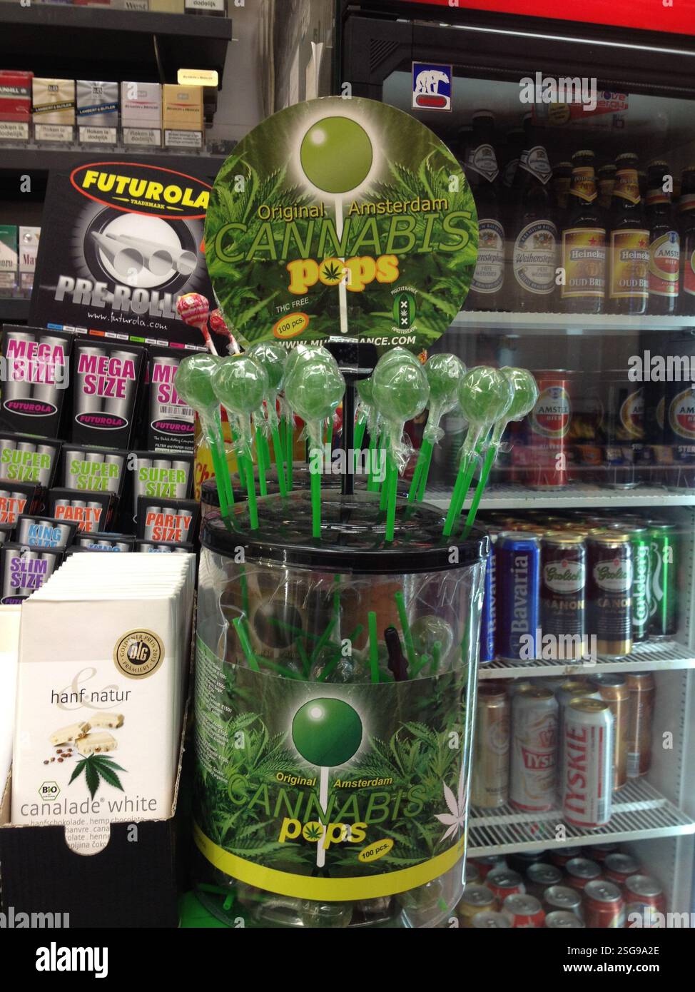 Eine Ausstellung farbenfroher Cannabis-Lutscher in einem Amsterdamer Laden. Die Marke Futurola bietet verschiedene Geschmacksrichtungen, die es ermöglichen, für Touristen zu vermarkten Stockfoto