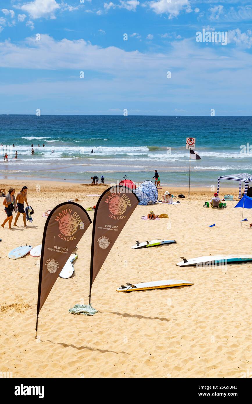 Die Manly Surfschule am Manly Beach in Sydney bietet Surfunterricht für Anfänger auf Surfbrettern im Ozean, Sydney, NSW, Australien, 2025 Stockfoto