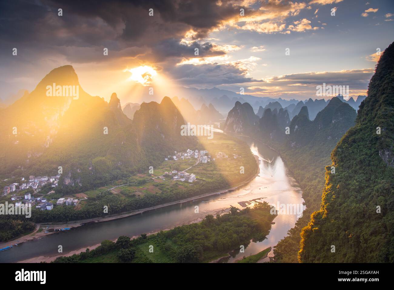 Sonnenaufgang Am Berg Guilin Xingping Xianggong, China. Legendärer Sonnenaufgang Stockfoto