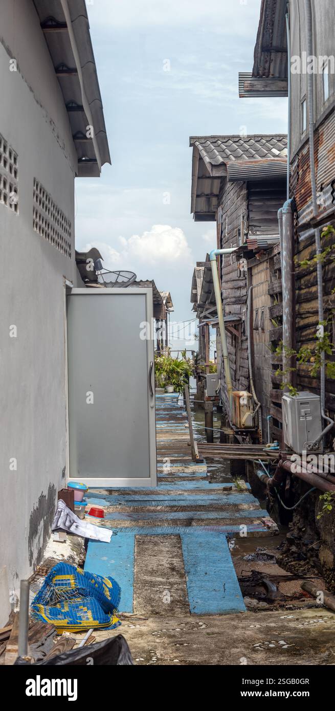Gasse zwischen Häusern an der Küste einer tropischen Insel, Thailand Stockfoto