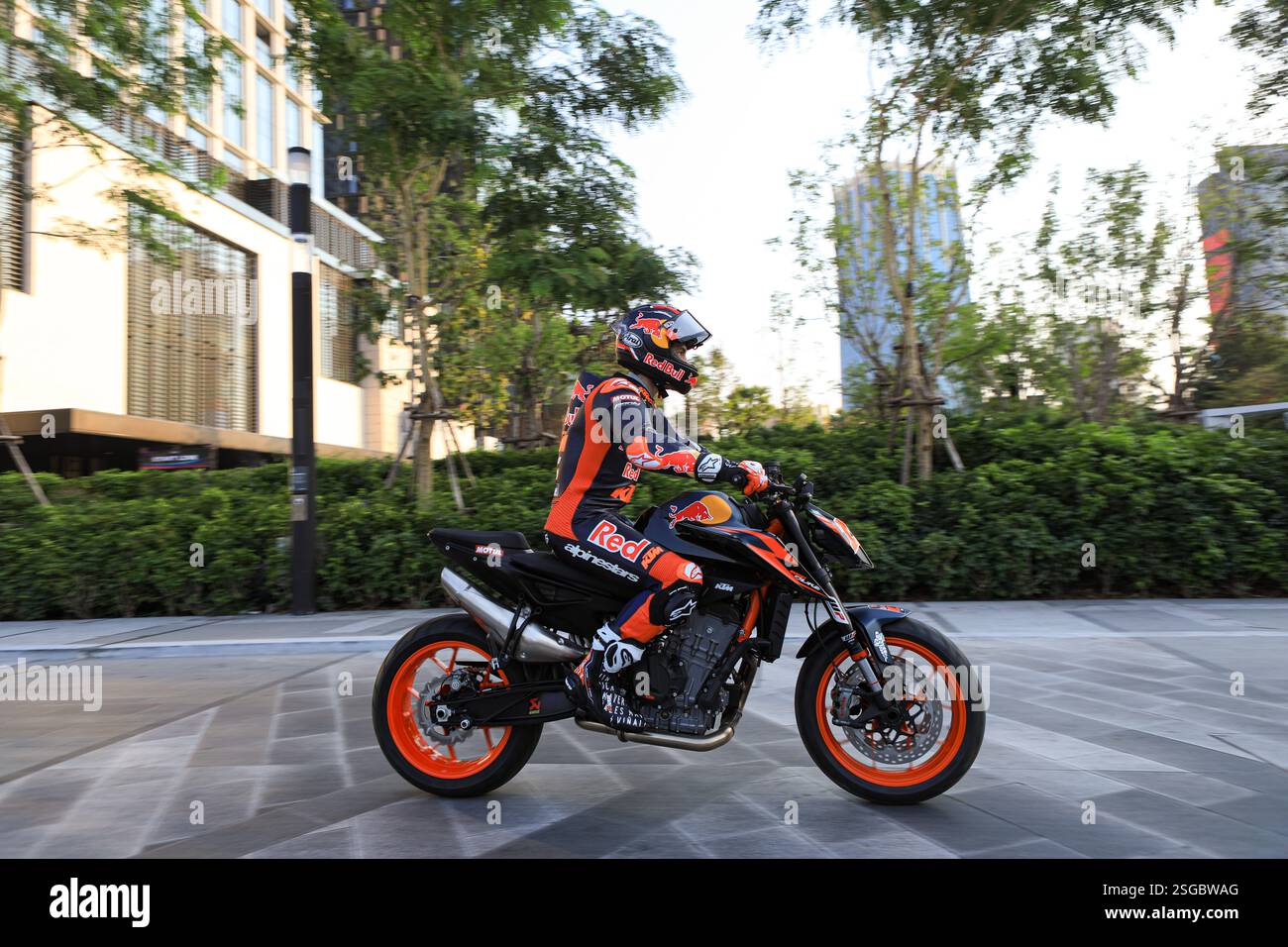 Bangkok, Thailand. Februar 2025. Maverick Viñales #12 (Spanien) von Red Bull KTM Tech3, Motorradfahrshow, während während der Veranstaltung MotoGP Season Launch 2025 Thailand in einem Einkaufszentrum in Bangkok am 9. Februar 2025. In Bangkok. (Foto: Teera Noisakran/SIPA USA) Credit: SIPA US/Alamy Live News Stockfoto