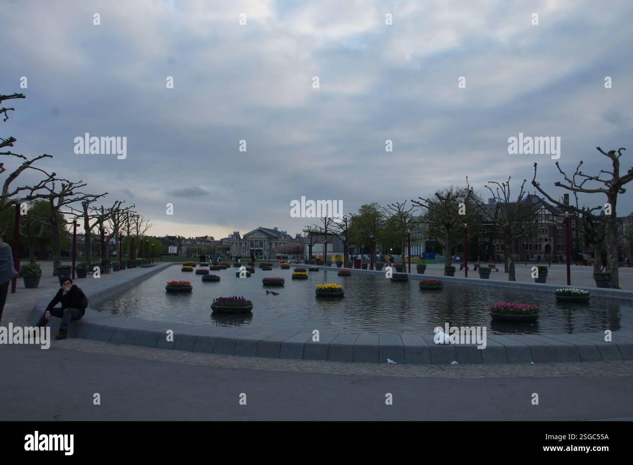 Die Beschreibung könnte die Nummer fünf darstellen, die in Amsterdam deutlich sichtbar dargestellt wird. Es kann sich um eine Gebäudenummer, ein Preisschild oder ein Symbol für eine hohe RA handeln Stockfoto