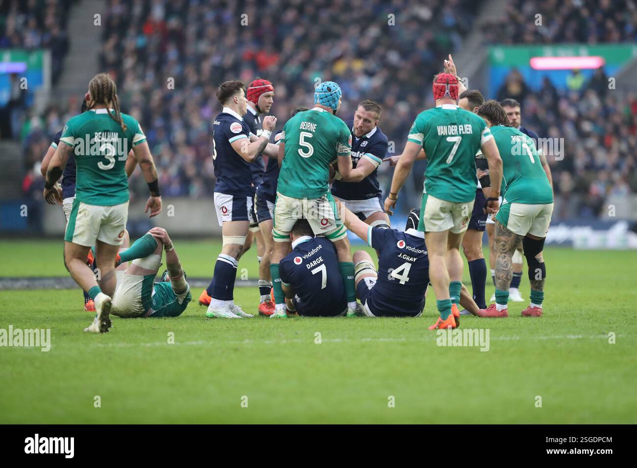 Edinburgh, Schottland, Vereinigtes Königreich, 9. Februar 2025: Schottische und irische Spieler kämpfen um den Ball, nachdem Schottland einen Elfmeter erhalten hatte. Schottland gegen Irland, Six Nations 2025 Edinburgh.- Credit: Thomas Gorman/Alamy Live News Stockfoto