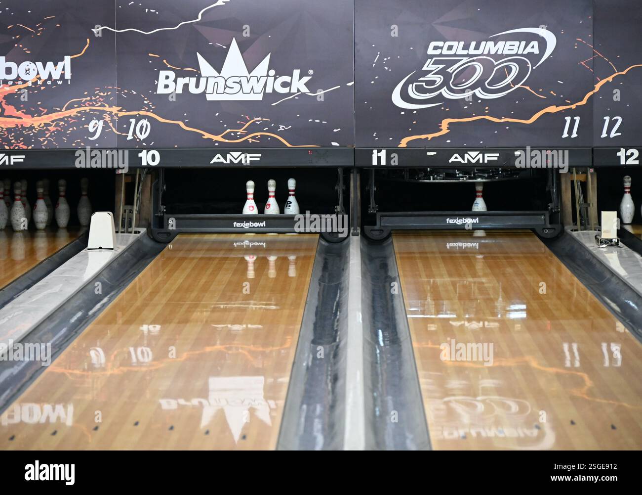 Bowlingbahn, glänzende Bahnen mit Nadeln. Stockfoto