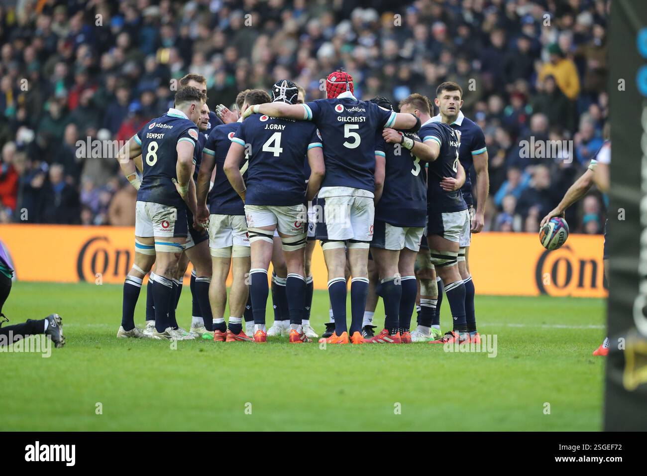 Edinburgh, Schottland, Vereinigtes Königreich, 9. Februar 2025 - Schottland-Team versammelt sich, um Taktiken während einer Pause im Spiel auszutauschen. Schottland gegen Irland, Six Nations 2025 Edinburgh.- Credit: Thomas Gorman/Alamy Live News Stockfoto