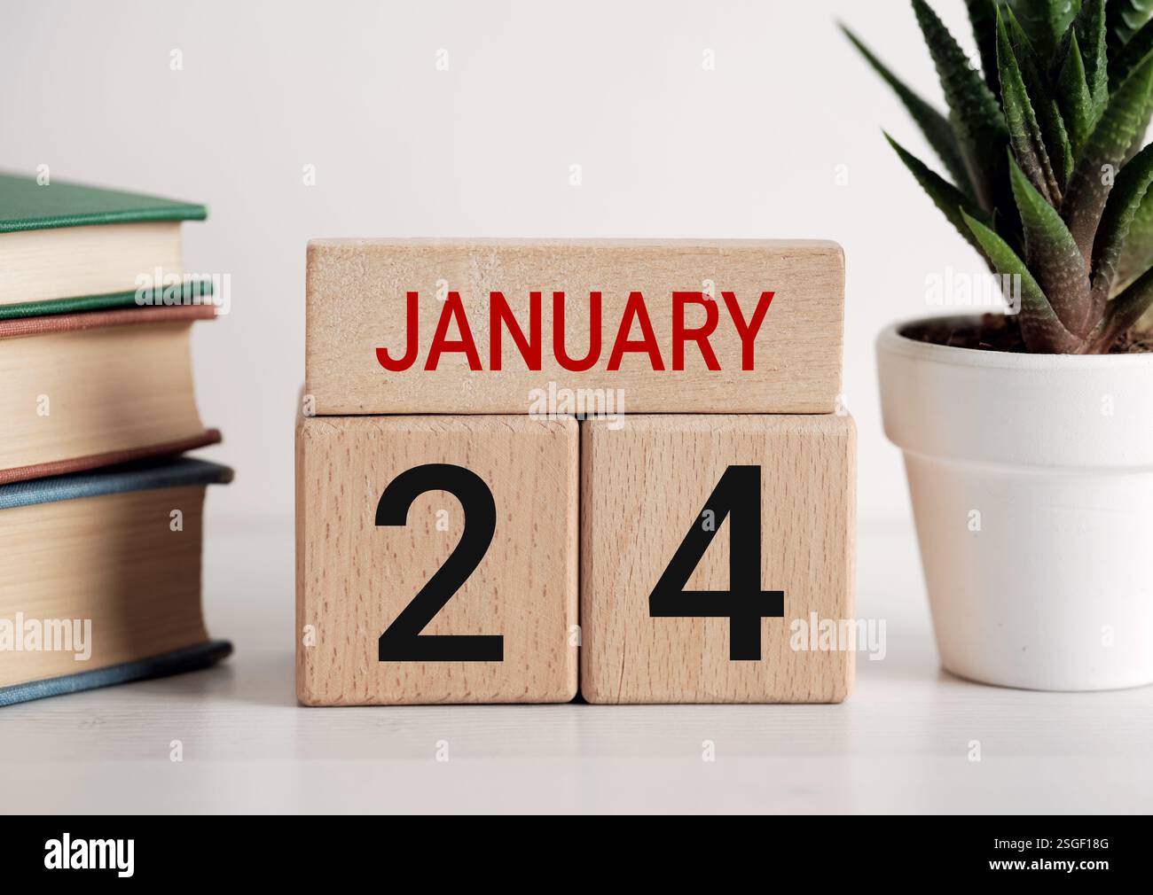Hölzerner ewiger Kalender mit 24. Januar, Erinnerung an den Internationalen Tag der Erziehung. Stockfoto