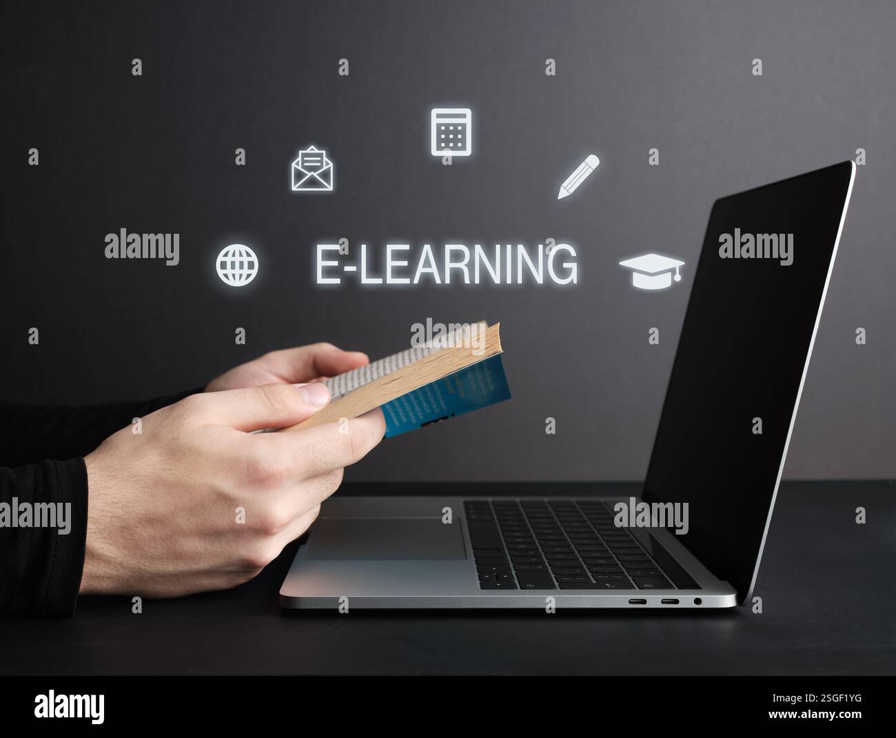 Hände halten das Buch neben dem Laptop mit E-Learning-Symbolen offen, die Online-Bildungs- und Lernmöglichkeiten darstellen Stockfoto