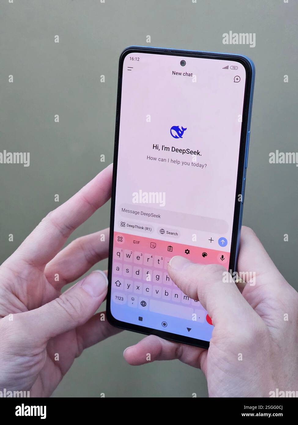 Travnik, Bosnien und Herzegowina, 02.08.2025: Nahaufnahme asiatischer Frauenhände mit DeepSeek App Chat am Telefon, um ein Begründungsproblem auf einem zu lösen Stockfoto