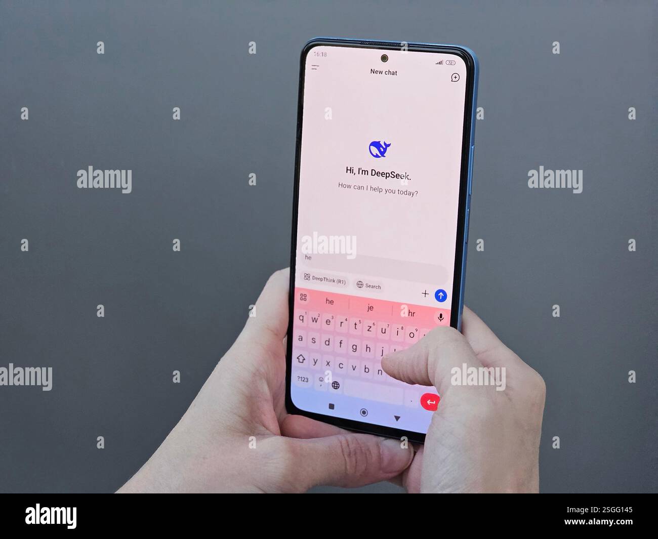 Travnik, Bosnien und Herzegowina, 02.08.2025: Nahaufnahme asiatischer Frauenhände mit DeepSeek App Chat am Telefon, um ein Begründungsproblem auf einem zu lösen Stockfoto