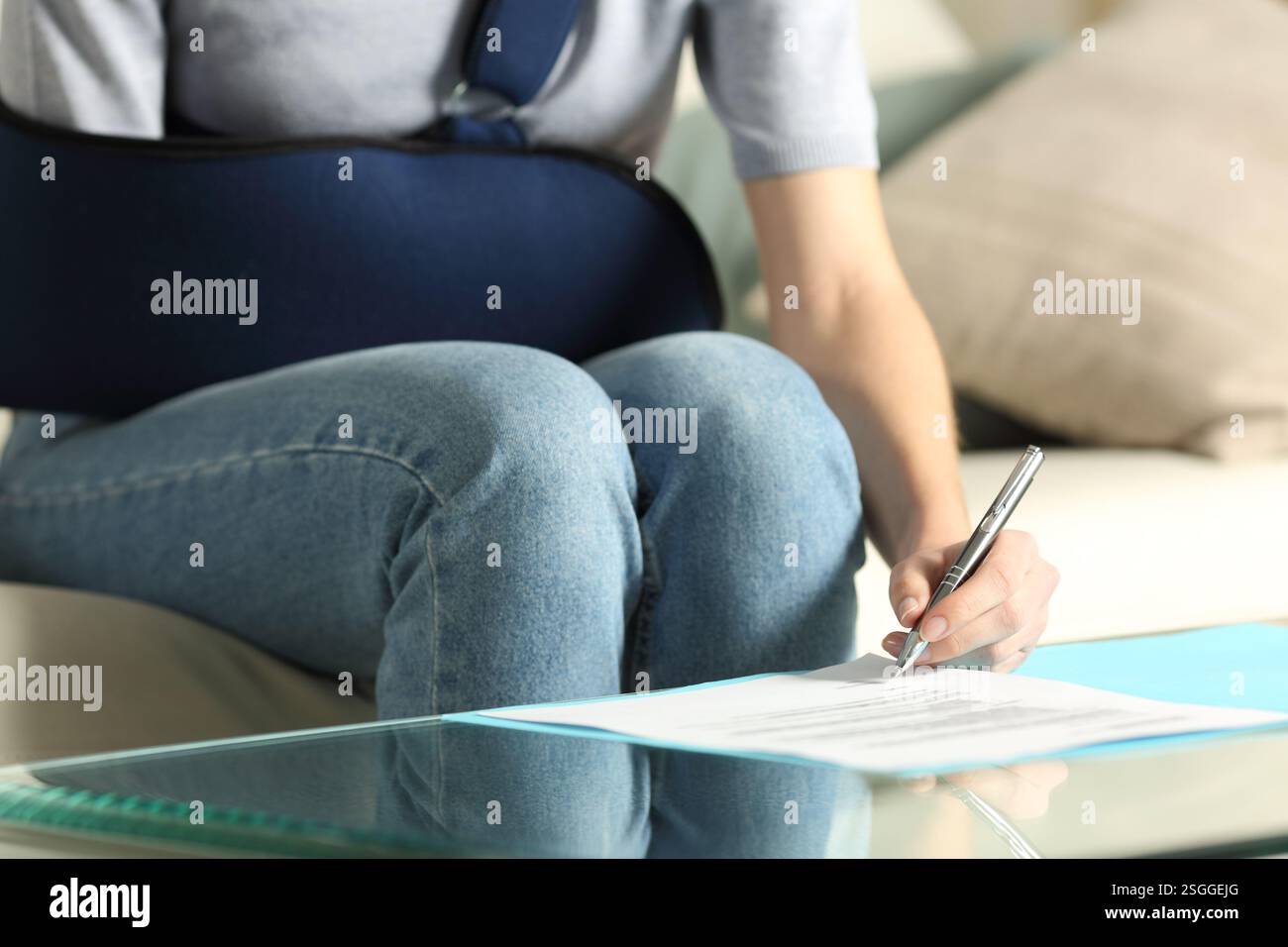 Nahaufnahme einer rekonvaleszierenden Frau, die zu Hause einen Versicherungsvertrag unterzeichnet Stockfoto