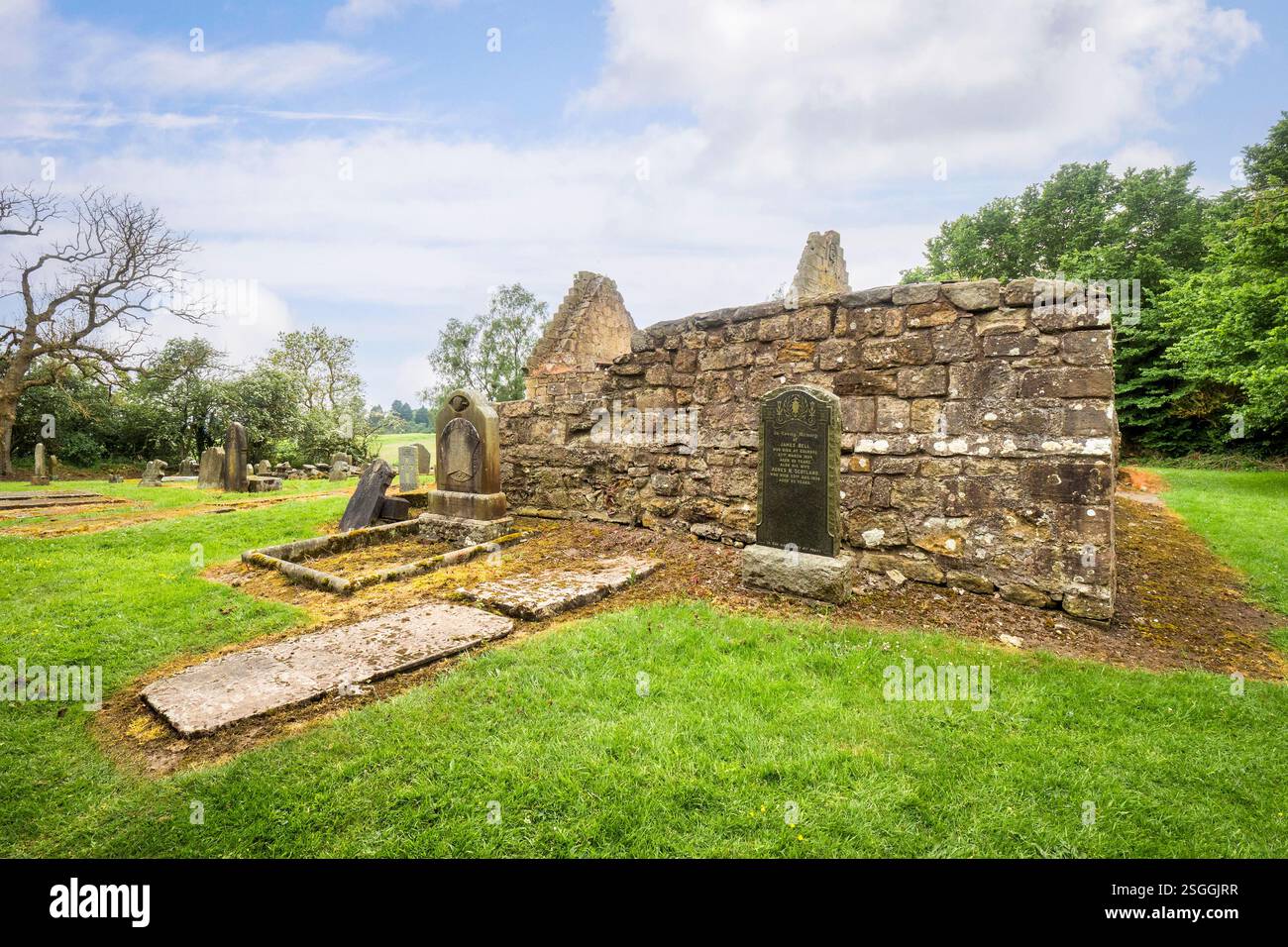 Die alte West Kirk of Culross in Fife, Schottland, wurde um 1500 als Kirche stillgelegt, obwohl der Friedhof weiterhin in Dienst stand. Stockfoto