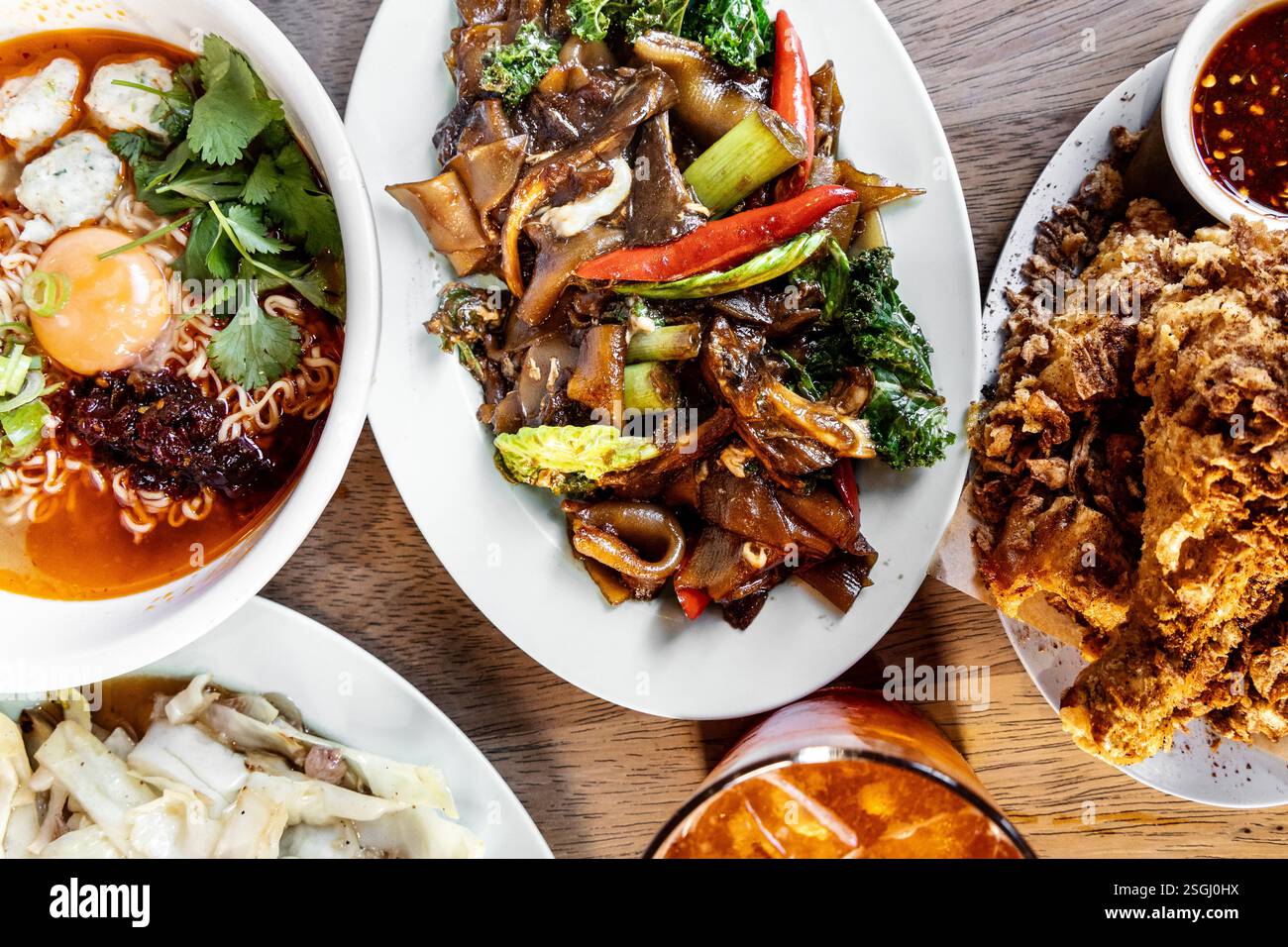 Tom Yum Pollock, Pad See Yew mit Nameko-Pilzen und gebratenem Huhn im Smoking Goat, Shoreditch, London, England Stockfoto
