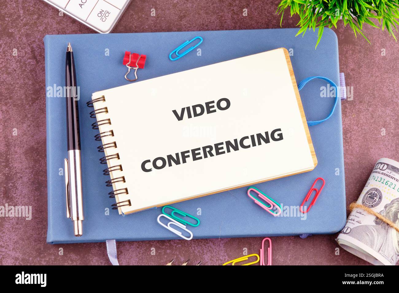 Teams arbeiten nahtlos mit innovativen Videokonferenzlösungen zusammen, die die Kommunikation in der Geschäftslandschaft verbessern. Stockfoto