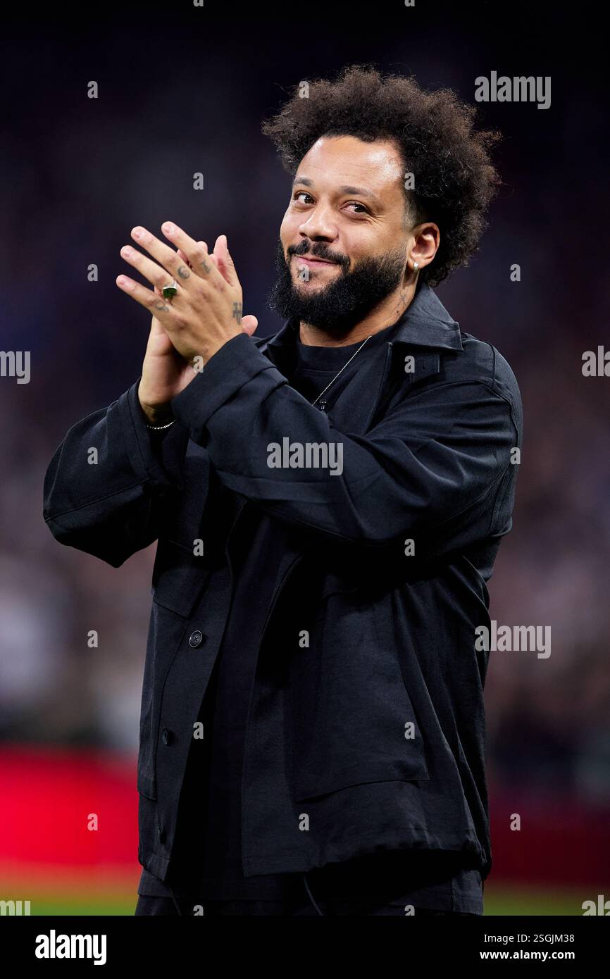 MADRID, SPANIEN - 08. FEBRUAR: Marcelo, ehemaliger Spieler von Real Madrid, würdigt die Fans vor dem LaLiga-Spiel zwischen Real Madrid CF und Atletico de Stockfoto