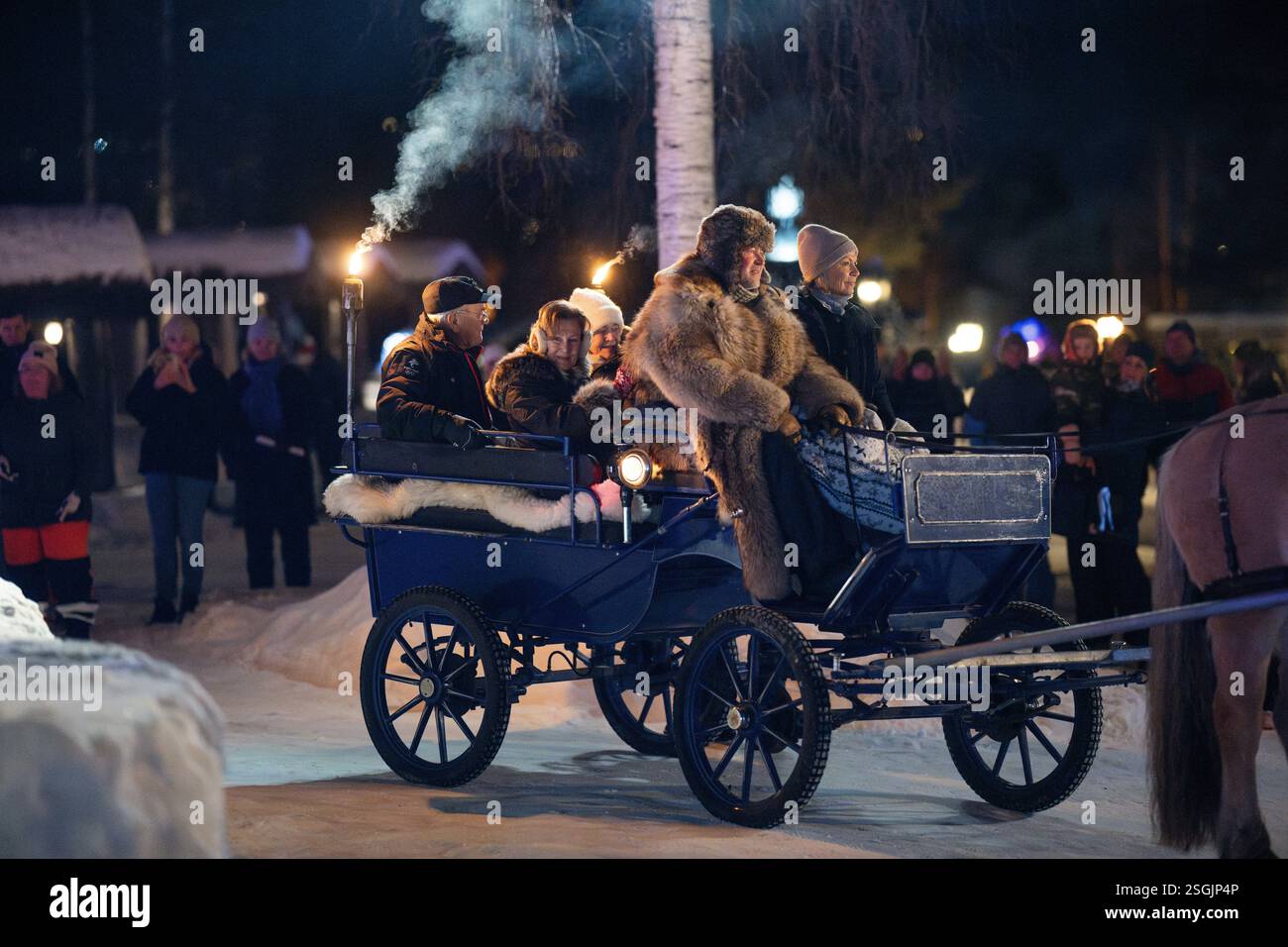 Hunderfossen 20250207. Dronning Sonja er til stede ved åpningen av iskatedralen i Hunderfossen Vinterpark fredag kveld. Foto: Gisle Johnsen / NTB Stockfoto