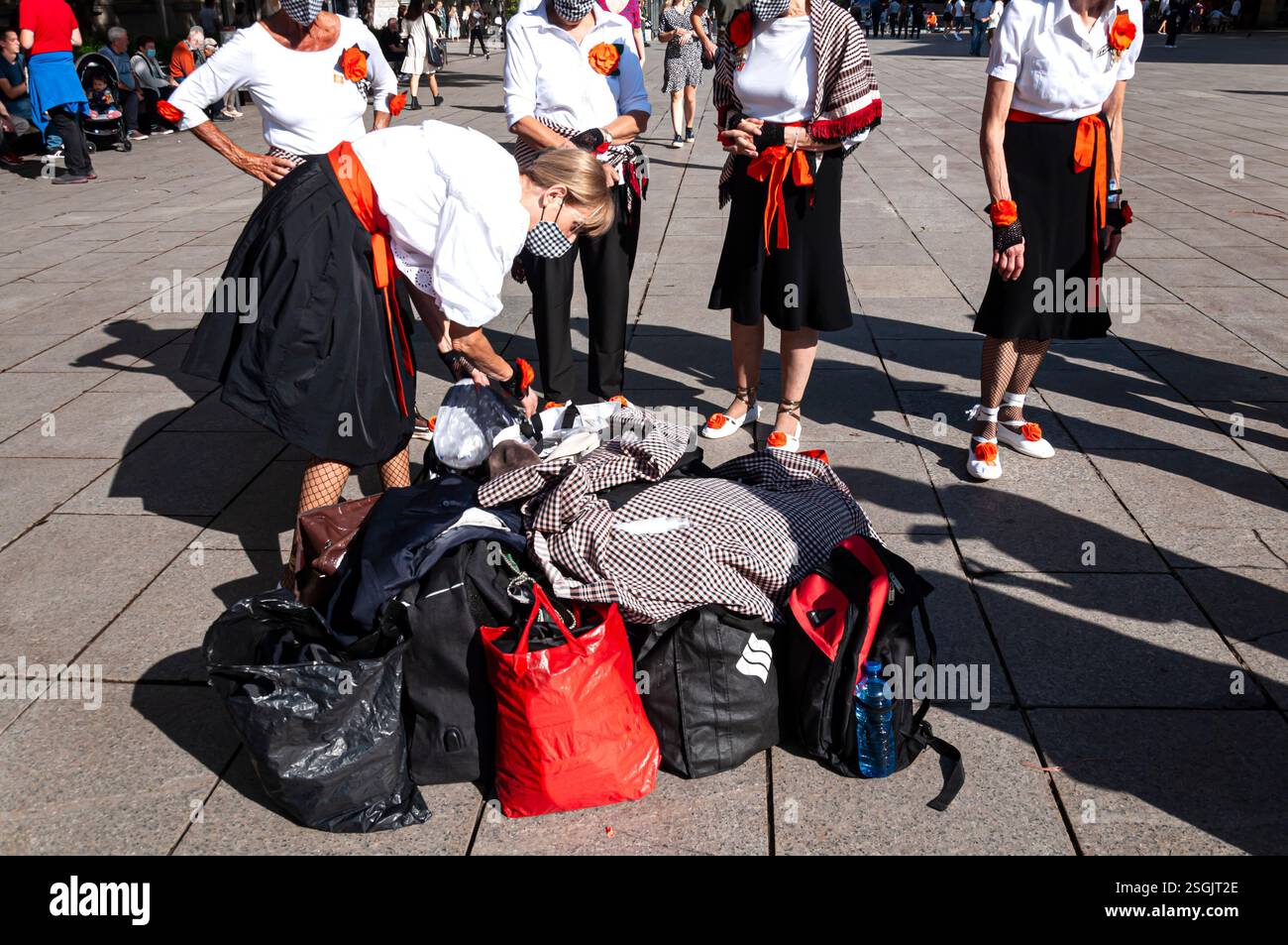 Alte Frauen mit Masken während der covid, die sich darauf vorbereiten, den traditionellen katalanischen Tanz Sardana zu tanzen, den Domplatz, Barcelona, das gotische Viertel, Spanien Stockfoto