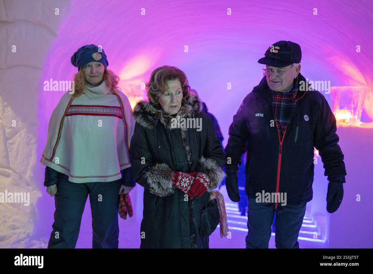 Hunderfossen 20250207. Dronning Sonja er til stede ved åpningen av iskatedralen i Hunderfossen Vinterpark fredag kveld. Foto: Gisle Johnsen / NTB Stockfoto