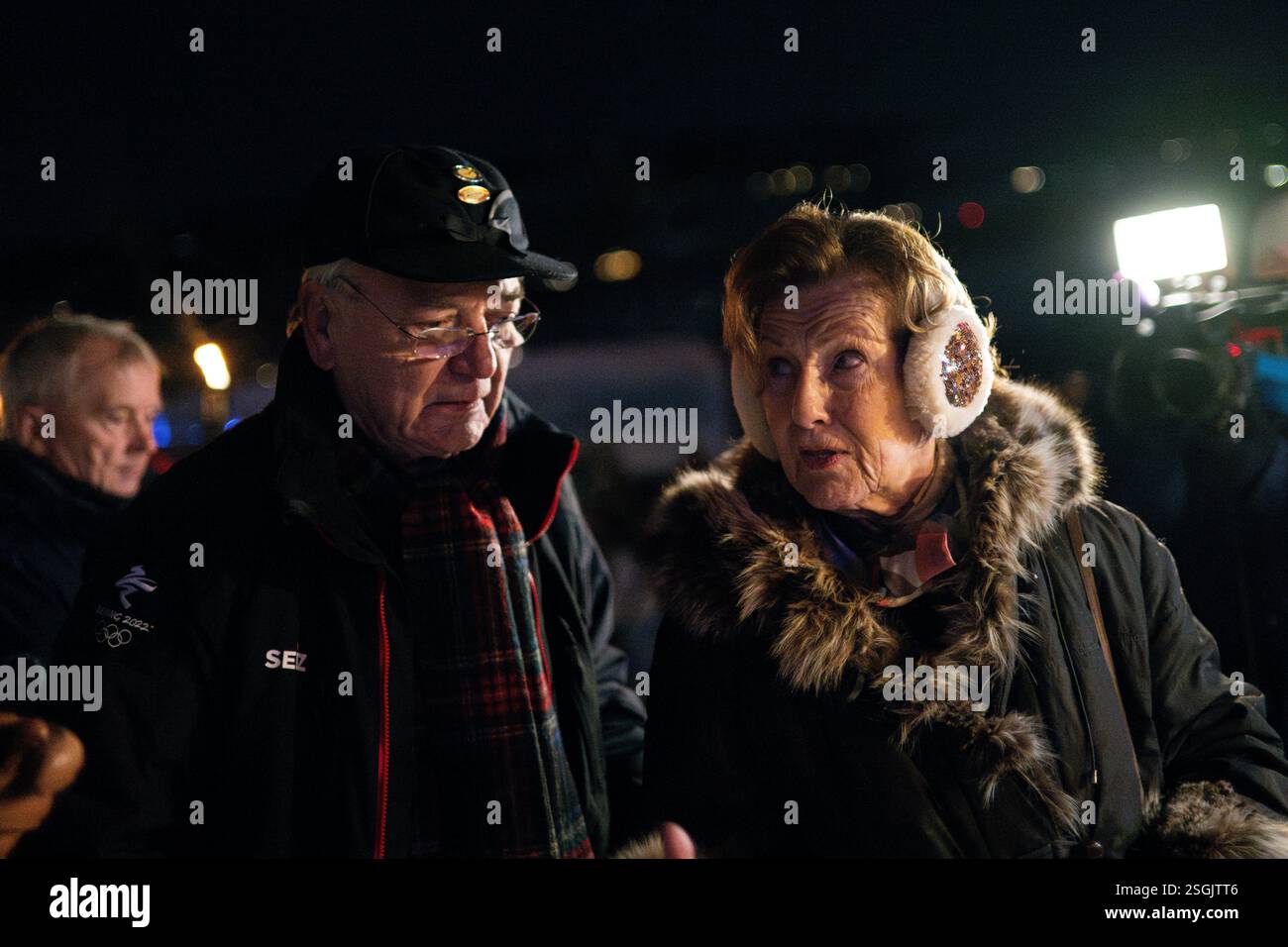 Hunderfossen 20250207. Dronning Sonja er til stede ved åpningen av iskatedralen i Hunderfossen Vinterpark fredag kveld. Foto: Gisle Johnsen / NTB Stockfoto