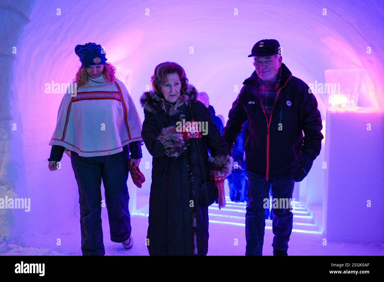 Hunderfossen 20250207. Dronning Sonja er til stede ved åpningen av iskatedralen i Hunderfossen Vinterpark fredag kveld. Foto: Gisle Johnsen / NTB Stockfoto