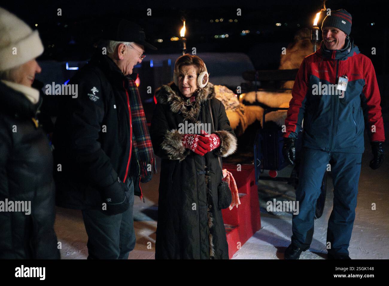 Hunderfossen 20250207. Dronning Sonja er til stede ved åpningen av iskatedralen i Hunderfossen Vinterpark fredag kveld. Foto: Gisle Johnsen / NTB Stockfoto