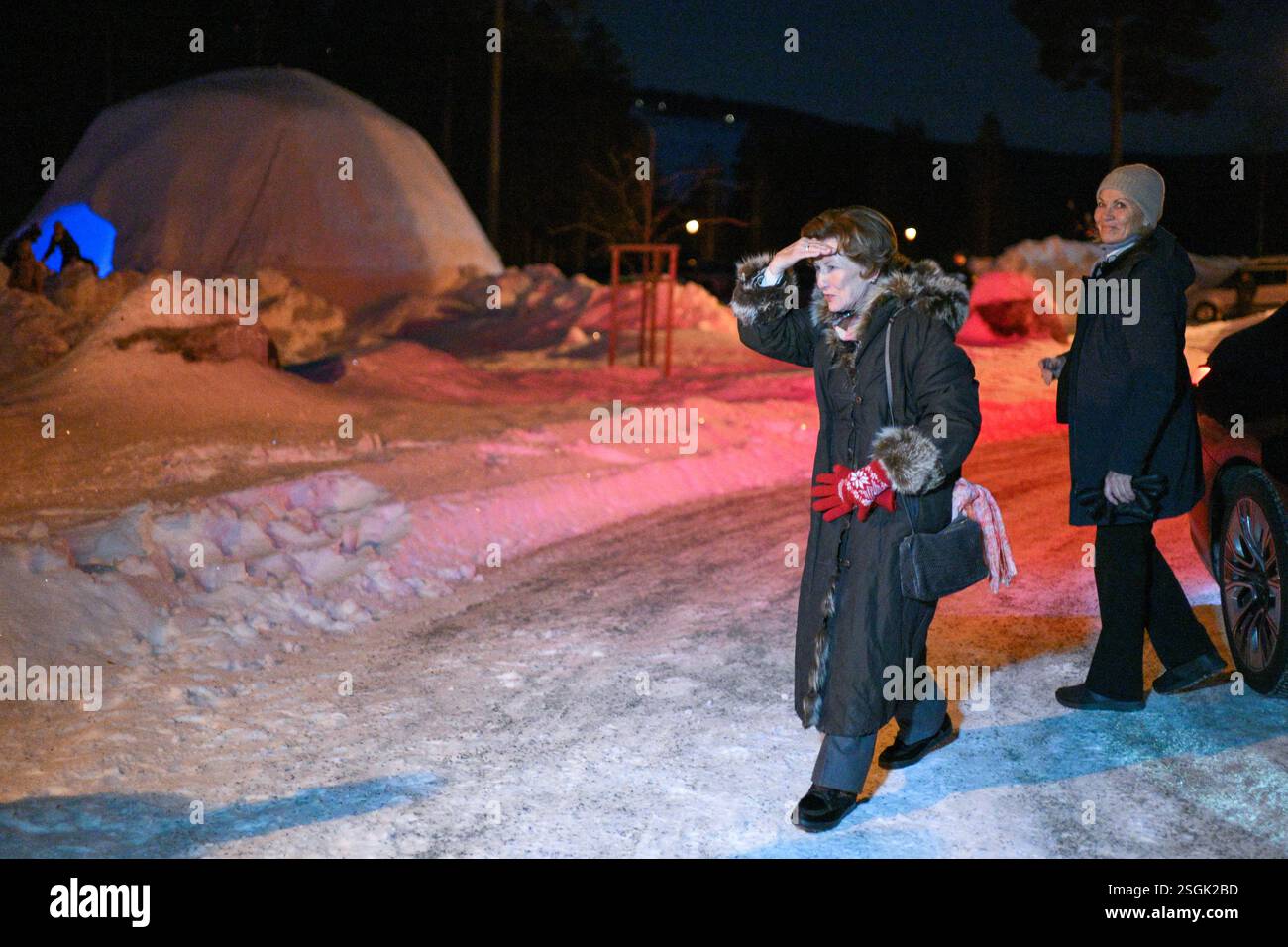 Hunderfossen 20250207. Dronning Sonja ankommer Hunderfossen. Dronningen er til stede ved åpningen av iskatedralen i Hunderfossen Vinterpark fredag kveld. Foto: Gisle Johnsen / NTB Stockfoto
