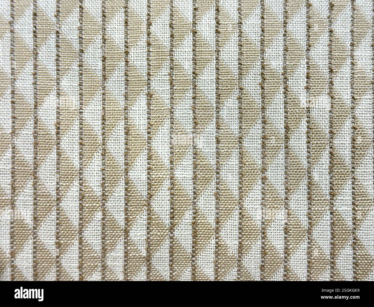 Nahtstoff in geometrischem Rautenmuster mit vertikalen schwarzen Streifen in braun und beige weiß. Nahtlose Hintergrundstruktur. Stockfoto