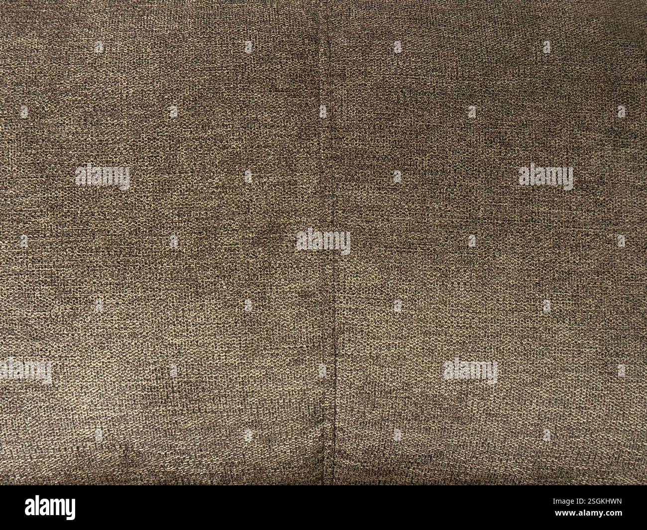 Textur aus glänzendem braunem Wildledergewebe, geeignet für Polster und Sofabezüge. Braune, nahtlose Hintergrundstruktur aus Bronzestoff. Stockfoto