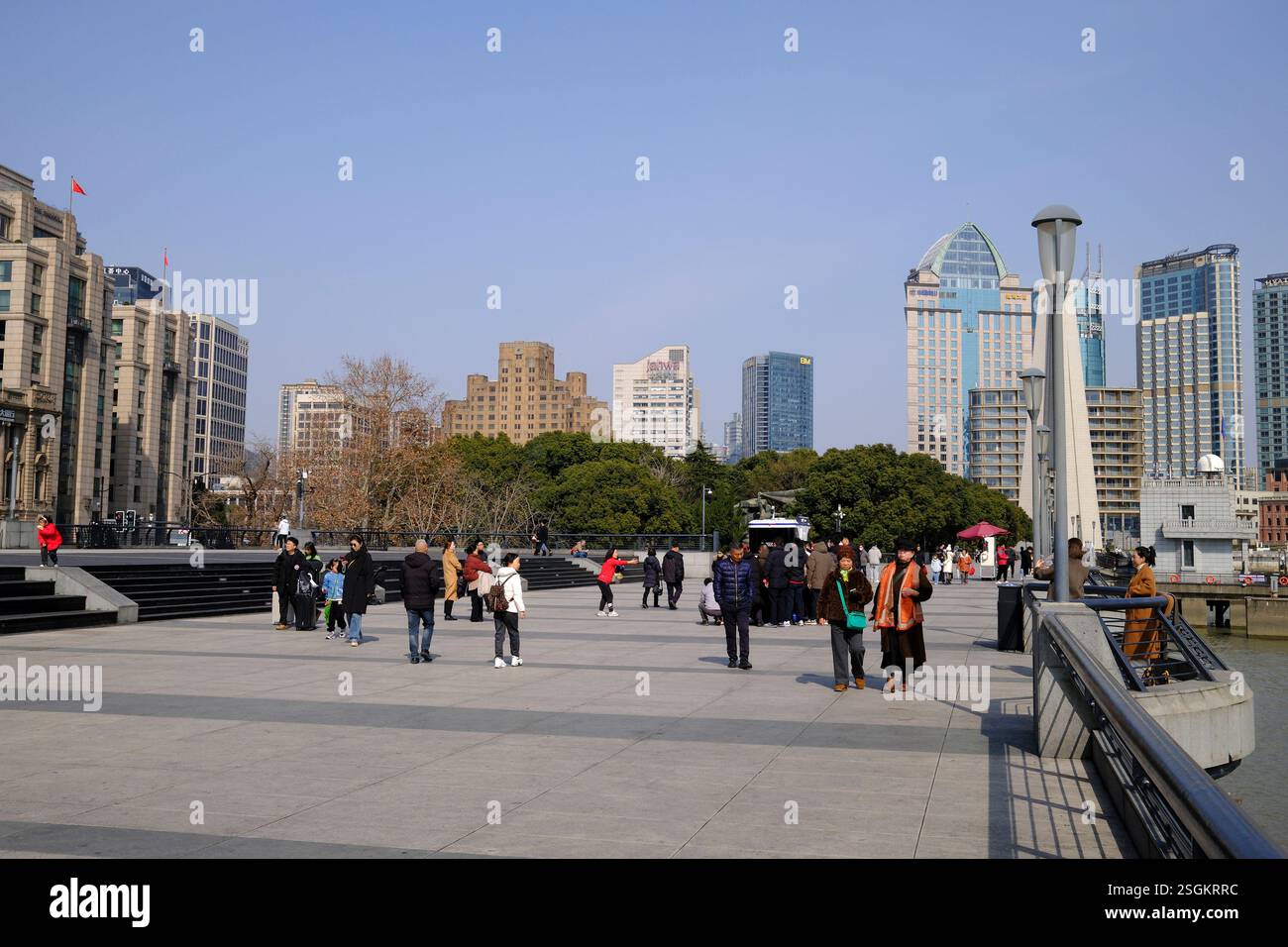 Fußgänger und Touristen, die am Bund in Shanghai, China, spazieren gehen Stockfoto