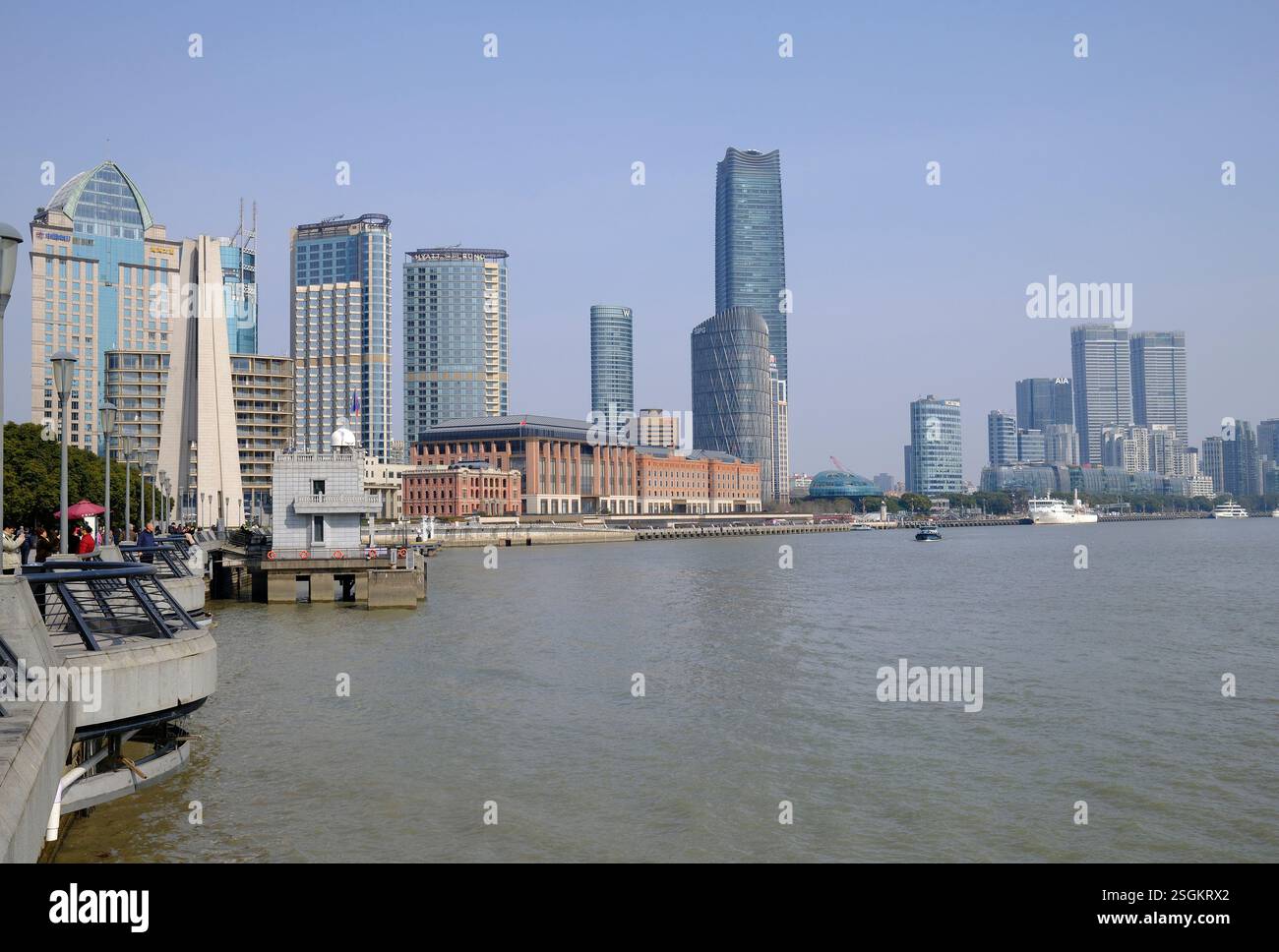 Blick auf den Huangpu-Fluss vom Bund in Shanghai, China Stockfoto