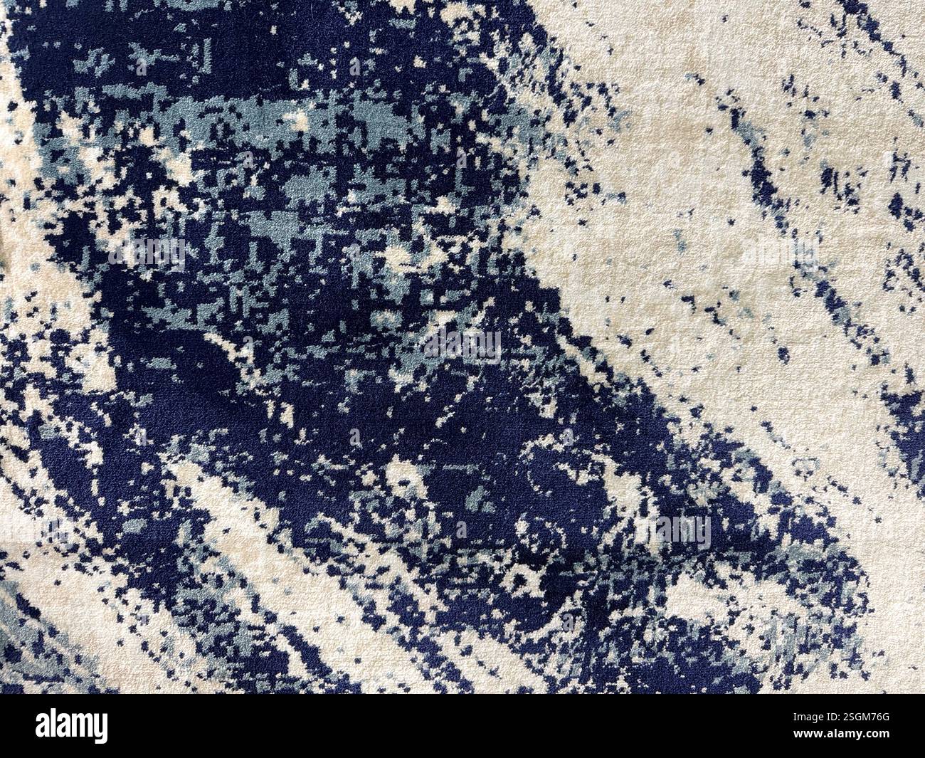 Individueller Teppichboden mit zufälligem Muster. Teppichboden für luxuriöse Hotelböden. Blautöne, Hellblau, Hellblau und Beige-weiß Stockfoto