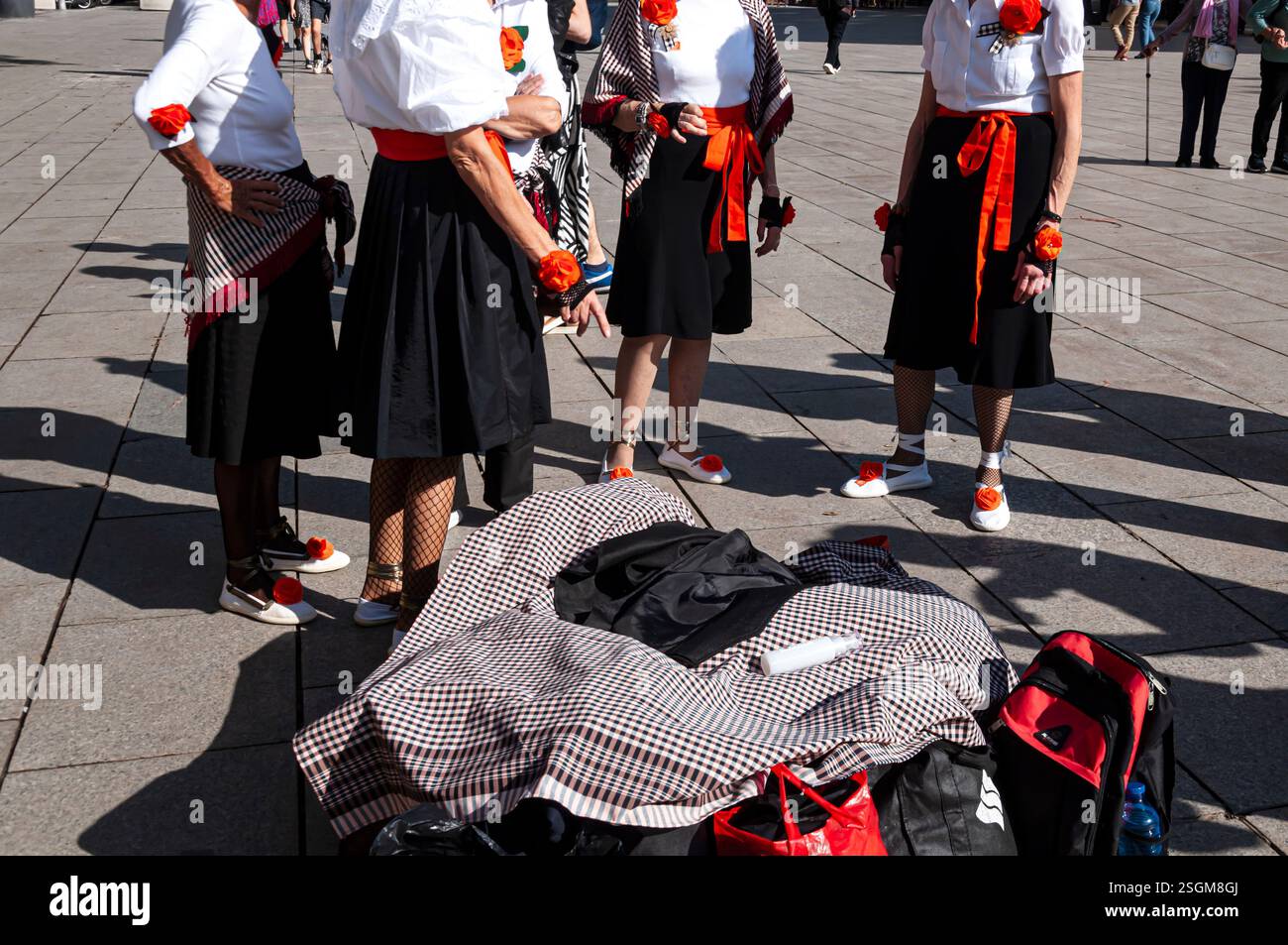Alte Frauen mit Masken während der covid, die sich darauf vorbereiten, den traditionellen katalanischen Tanz Sardana zu tanzen, den Domplatz, Barcelona, das gotische Viertel, Spanien Stockfoto