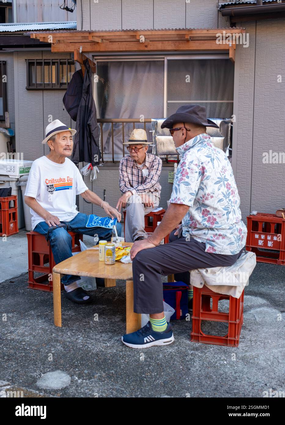 Drei einheimische Herren entspannen sich in Yataka Tokio Japan Stockfoto